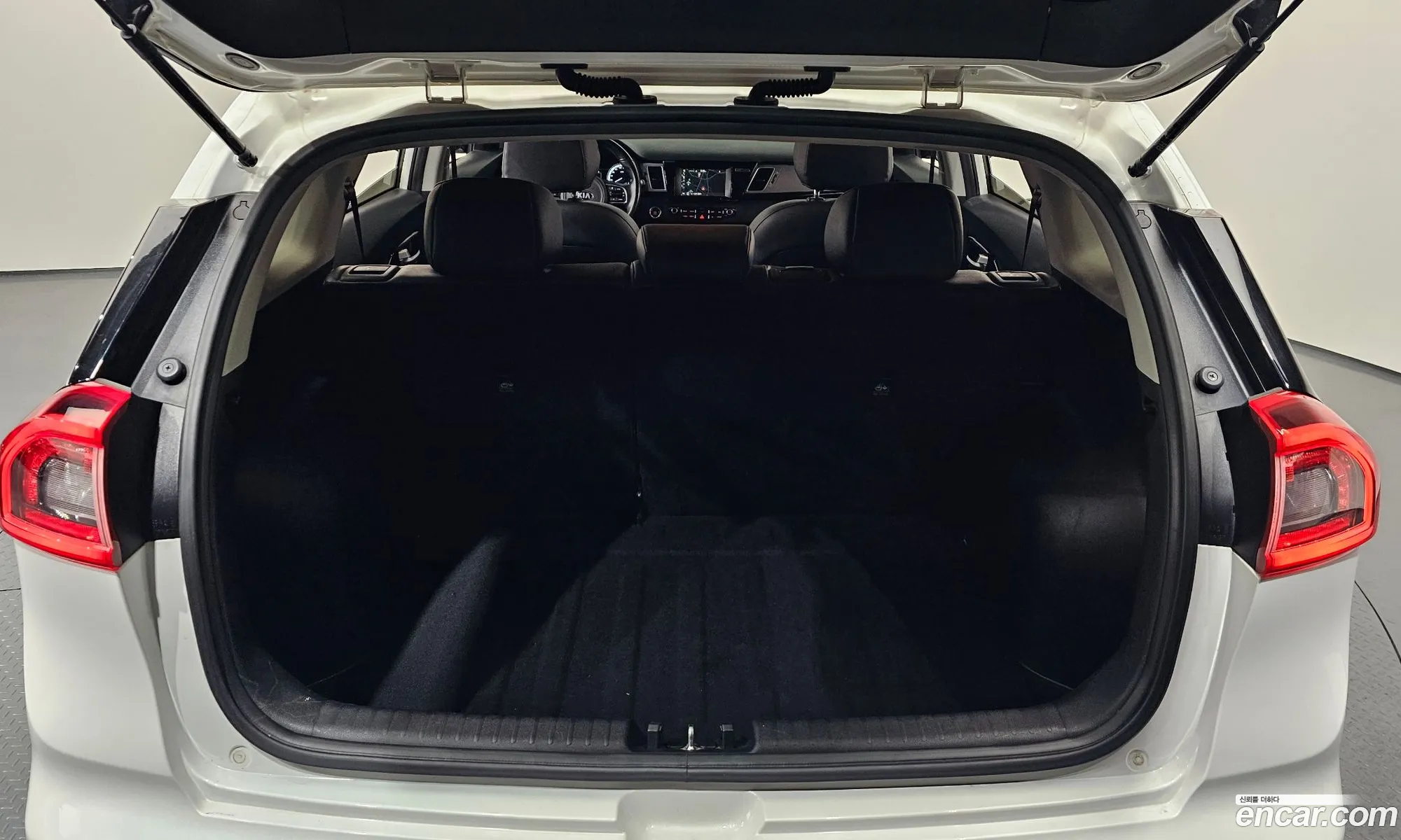 Kia Niro 2018 KNACB81CGJA166070 — 9