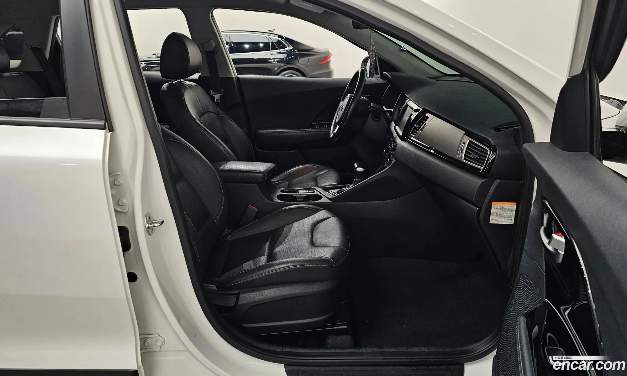 Kia Niro 2018 KNACB81CGJA166070 — 6