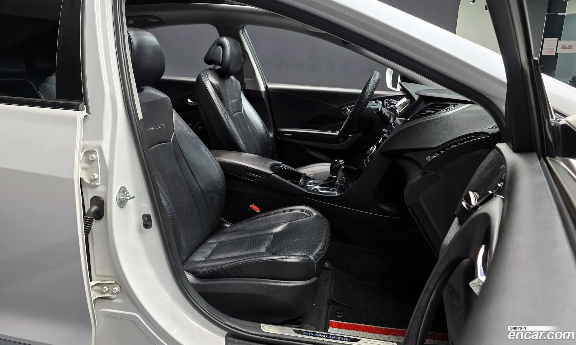 Hyundai Grandeur HG 2015 — 17