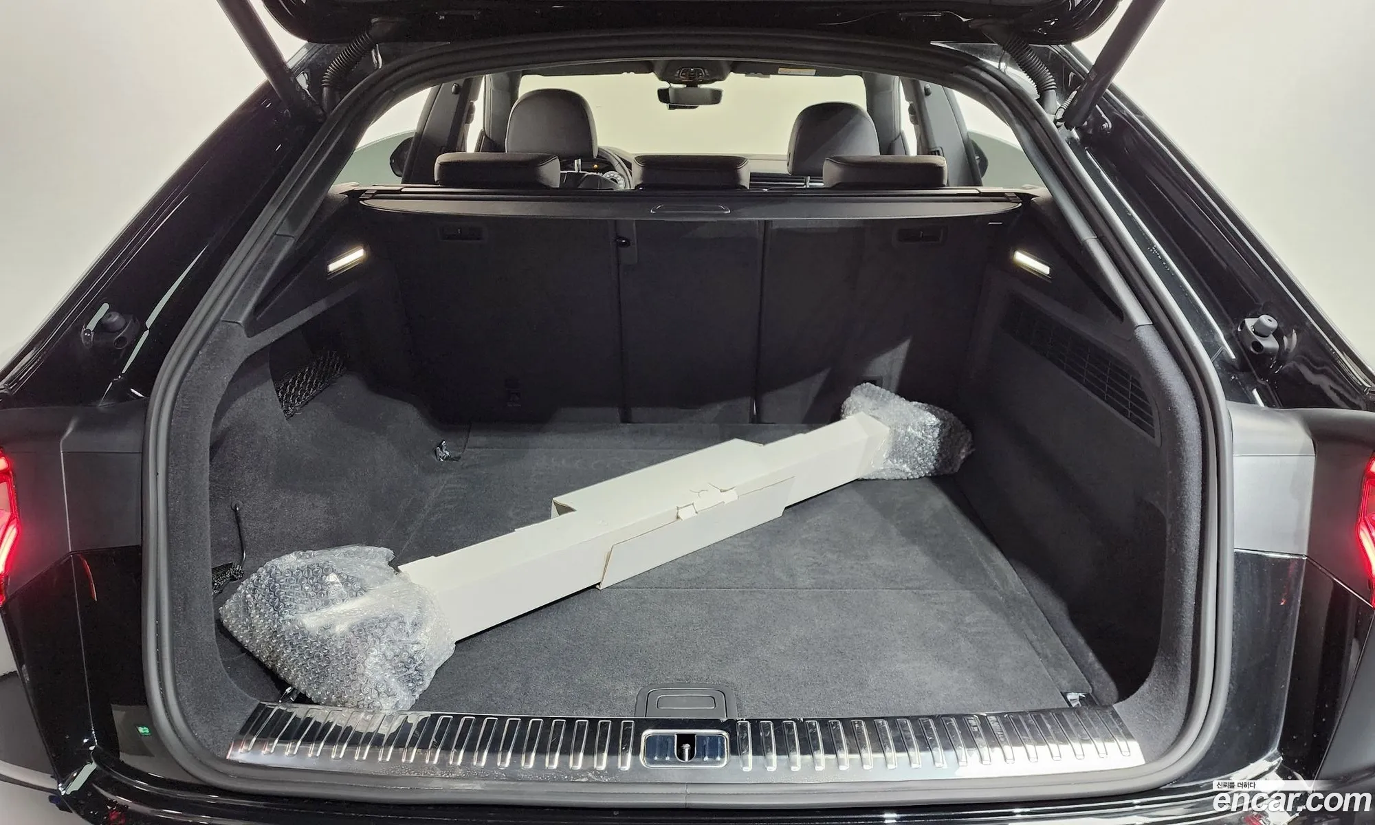 Audi Q8 2023 WAUZZZF19PD045830 — 20