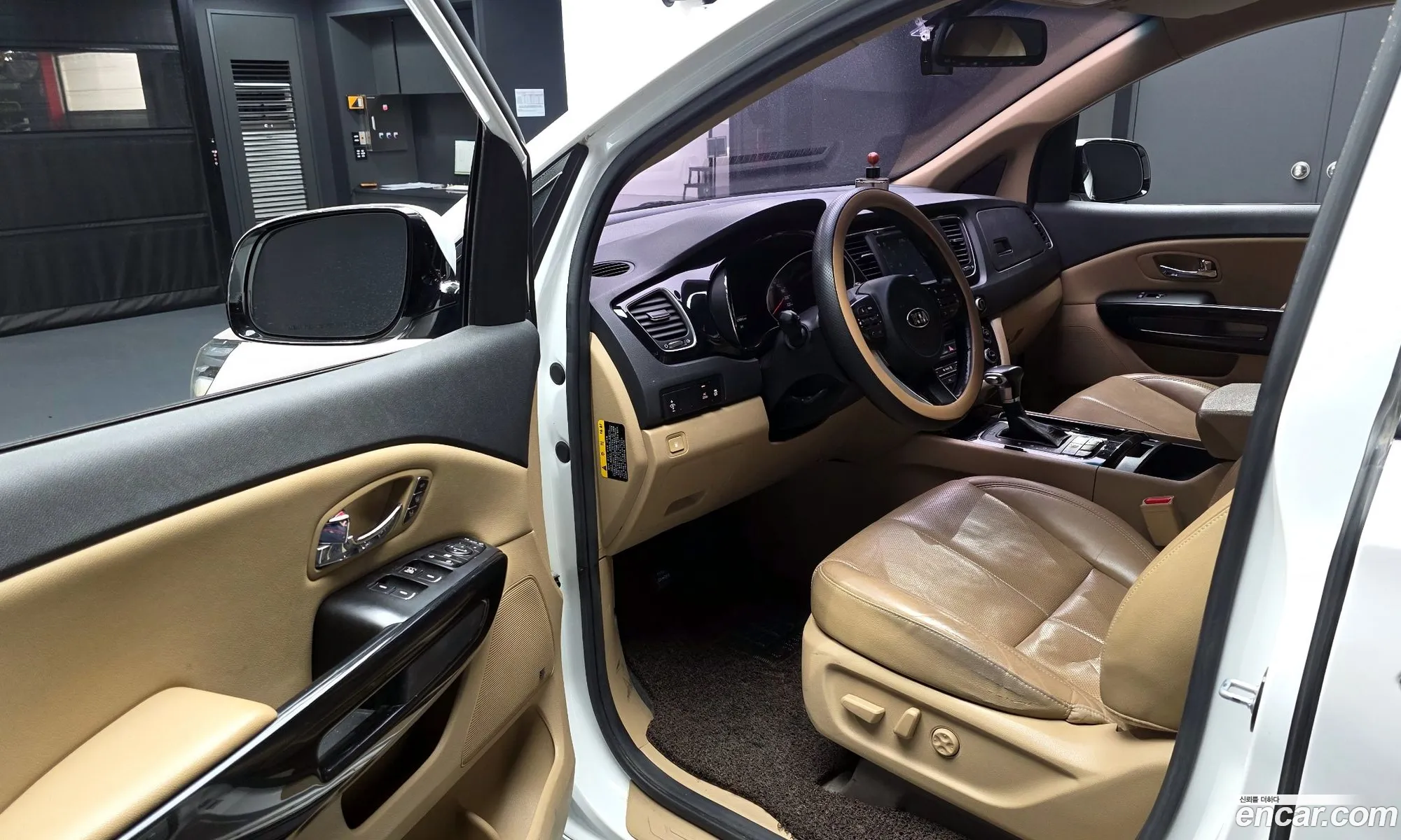 Kia Carnival 2017 KNAME81ABHS329737 — 12
