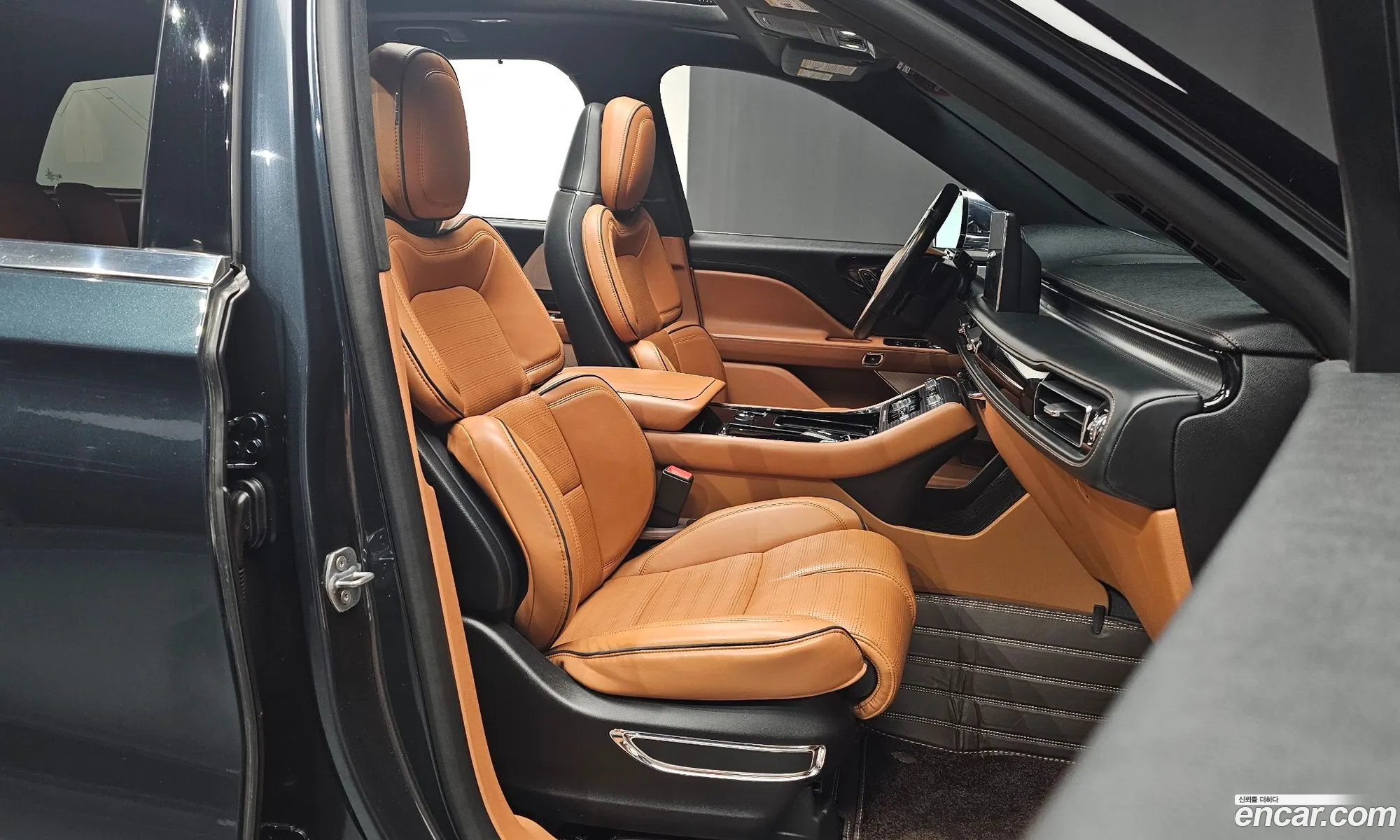 Lincoln Aviator 2020 5LM5J9XC6LGL25764 — 20
