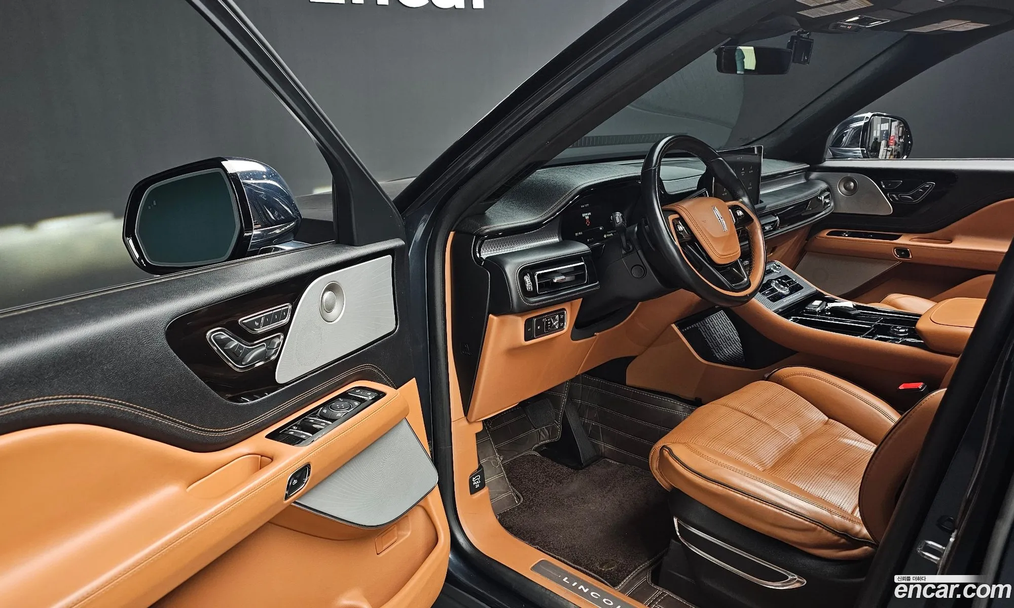Lincoln Aviator 2020 5LM5J9XC6LGL25764 — 9