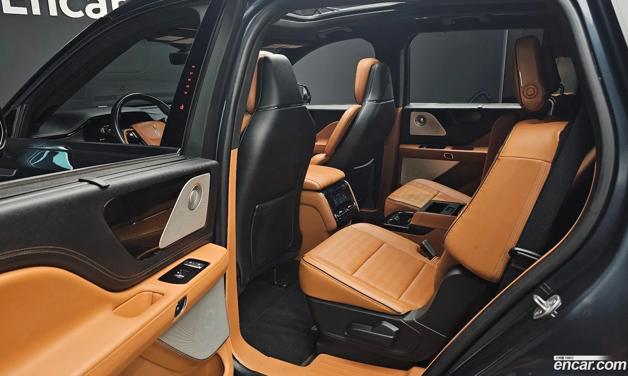 Lincoln Aviator 2020 5LM5J9XC6LGL25764 — 16