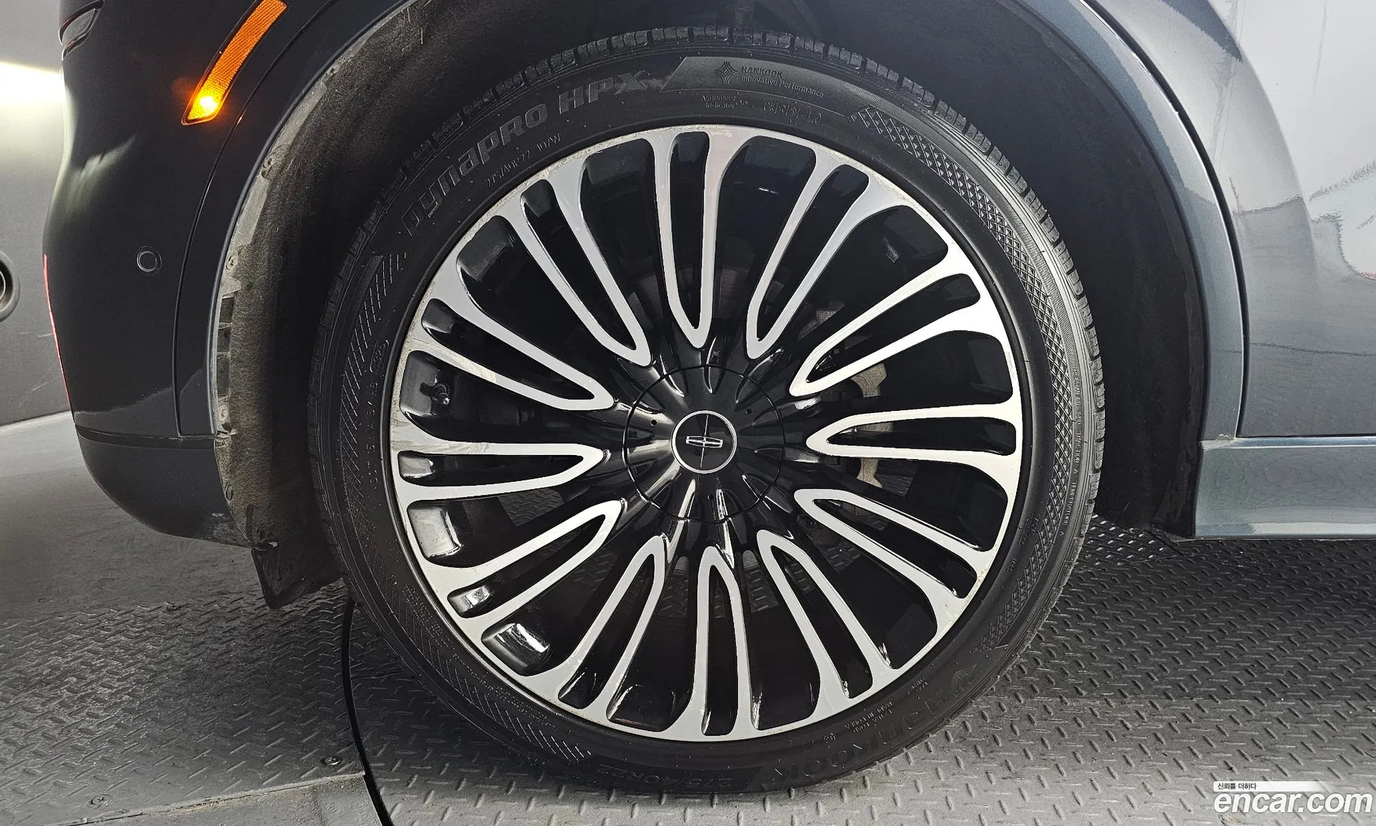 Lincoln Aviator 2020 5LM5J9XC6LGL25764 — 4