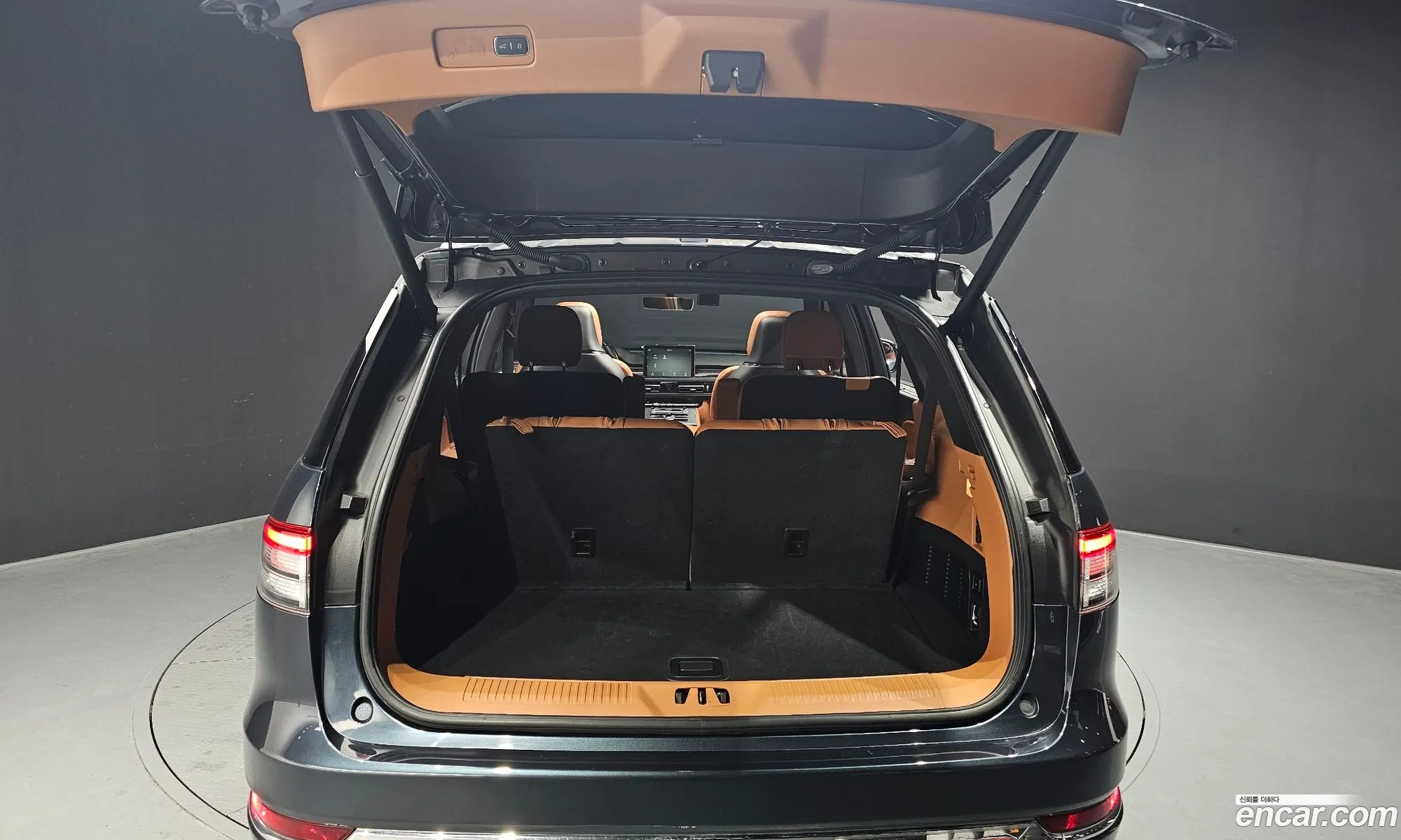 Lincoln Aviator 2020 5LM5J9XC6LGL25764 — 18