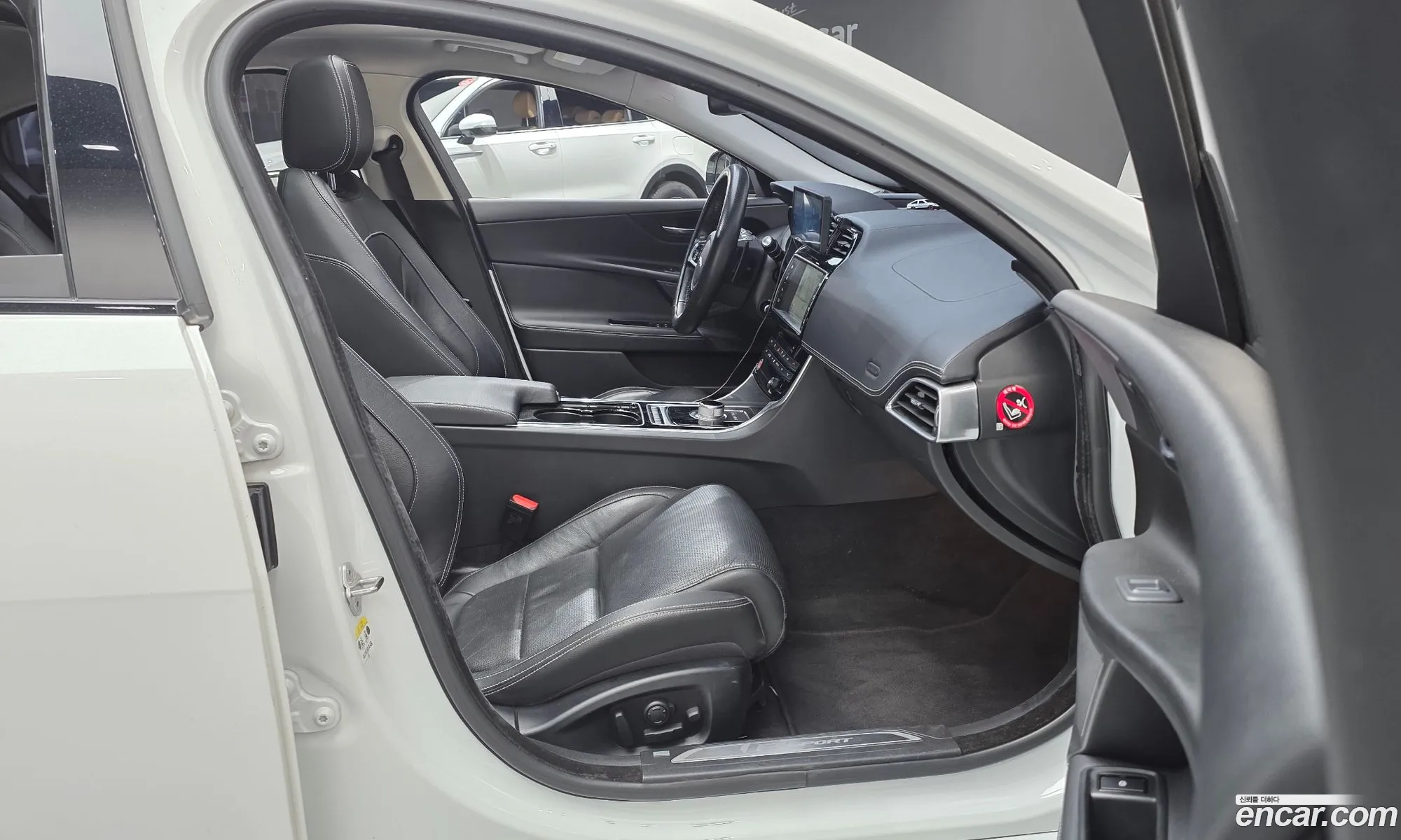 Jaguar XE 2016 SAJAB4BN8GA925968 — 4