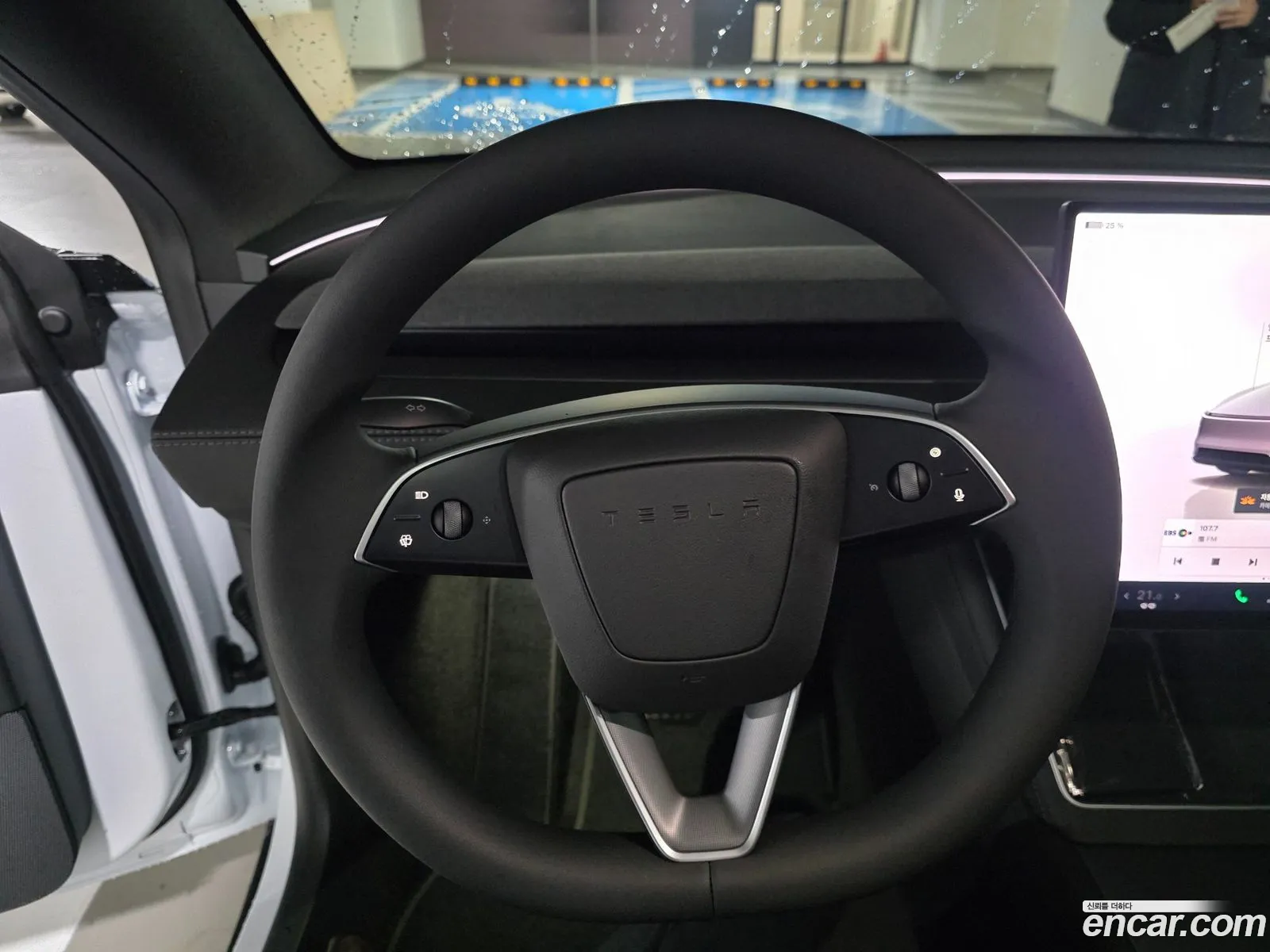 Tesla Model Y 2026 — 16