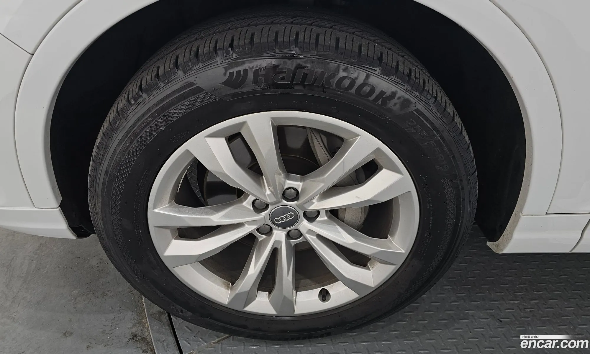 Audi Q7 2019 WAUZZZ4M5KD046186 — 3