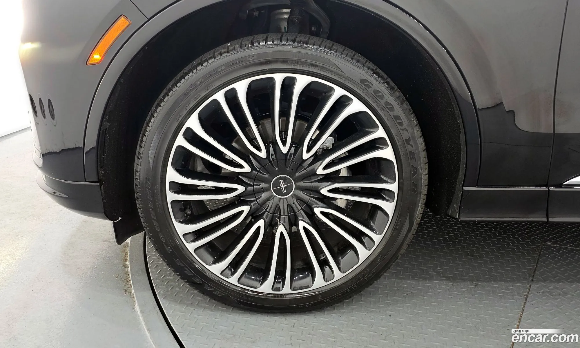 Lincoln Aviator 2025 5LM5J9XC0SGL09493 — 19