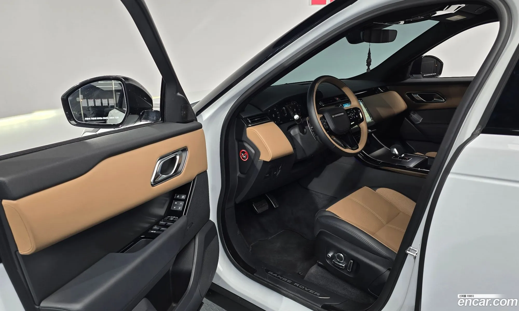 Land Rover Range Rover Velar 2025 SALYA2BU4SA810765 — 4