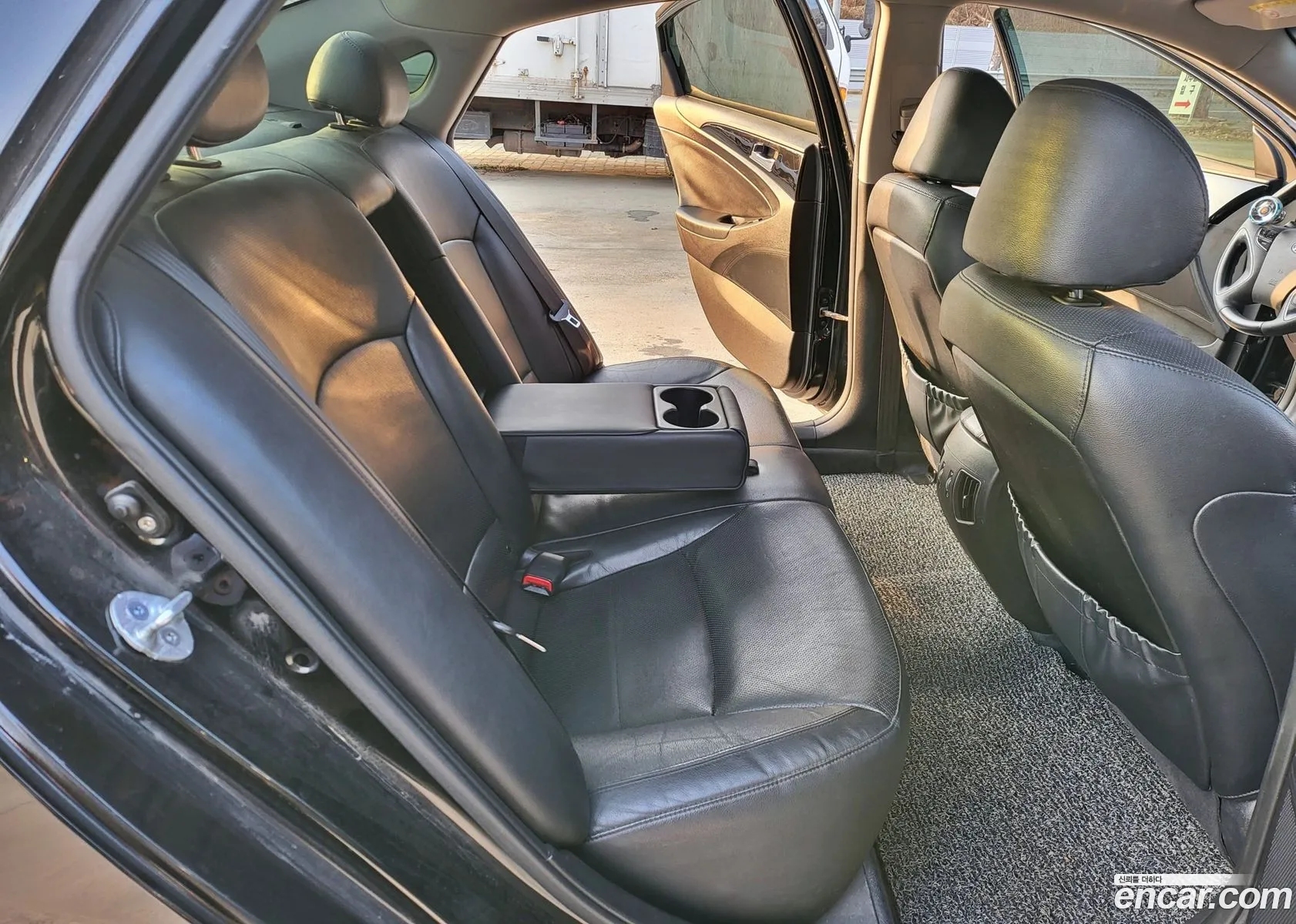 Hyundai YF Sonata 2010 — 4