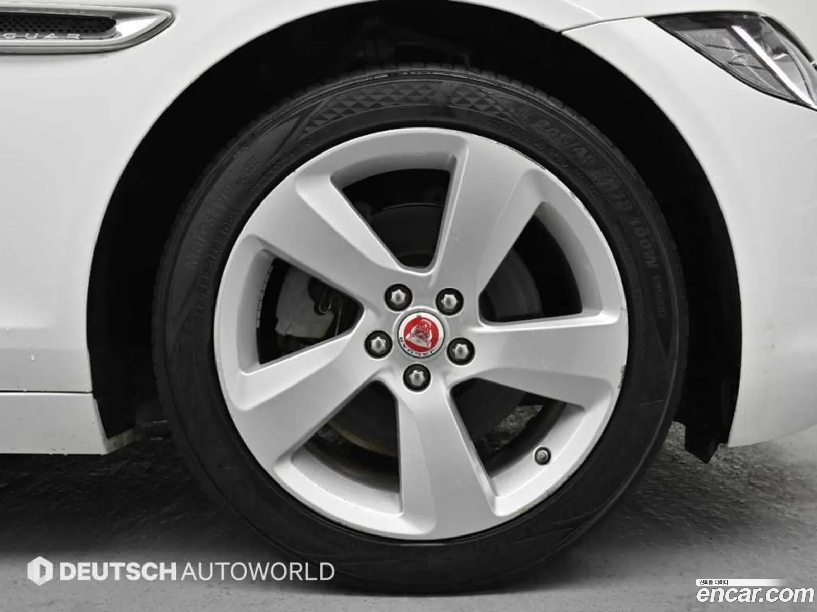 Jaguar XF 2018 — 19