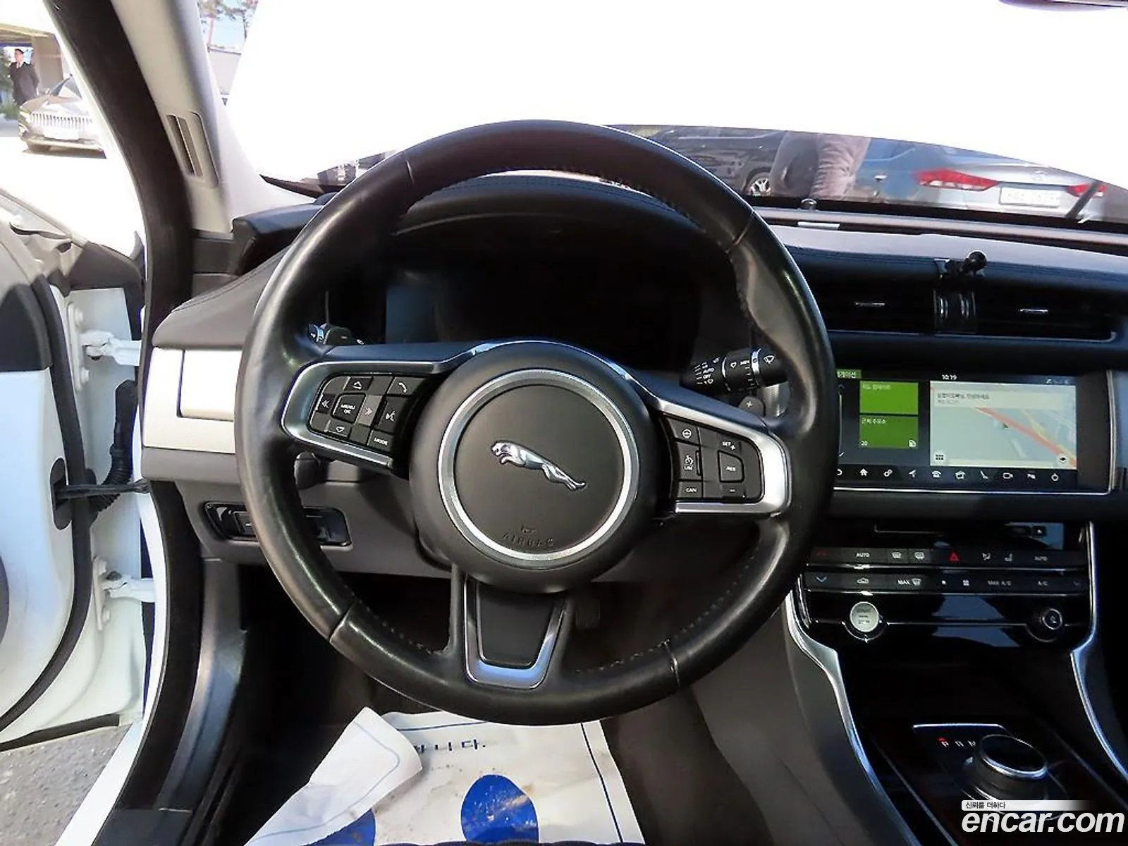 Jaguar XF 2018 — 12