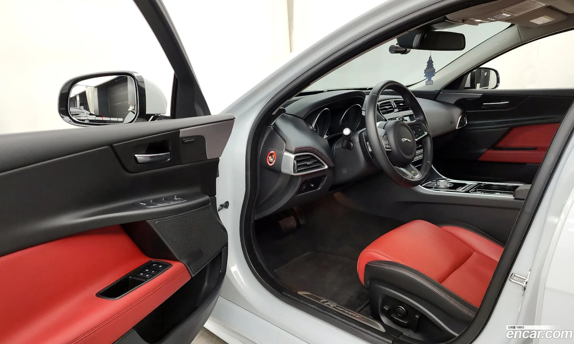 Jaguar XE 2016 SAJAB4BN8GA928319 — 19