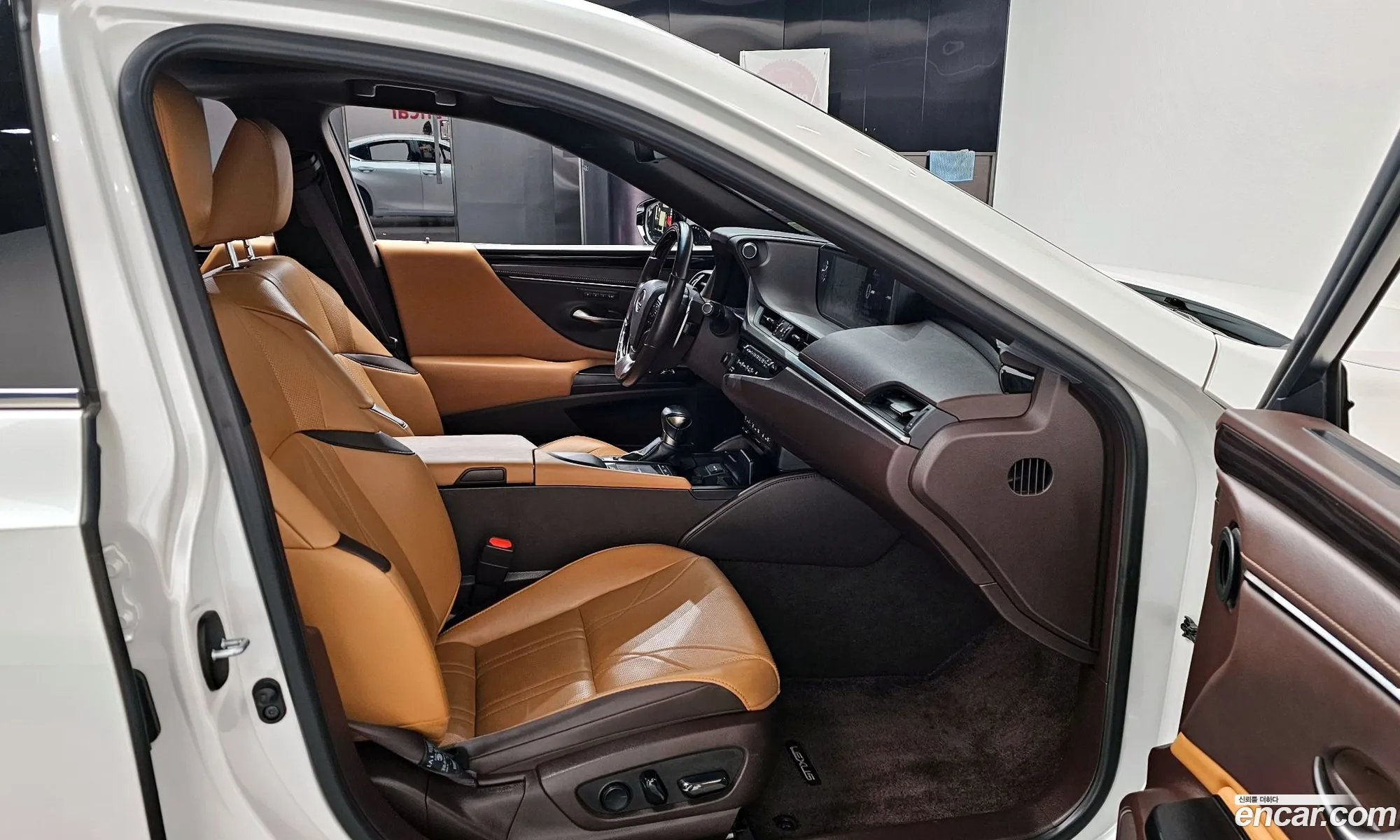Lexus ES300h 7th Gen 2020 — 16