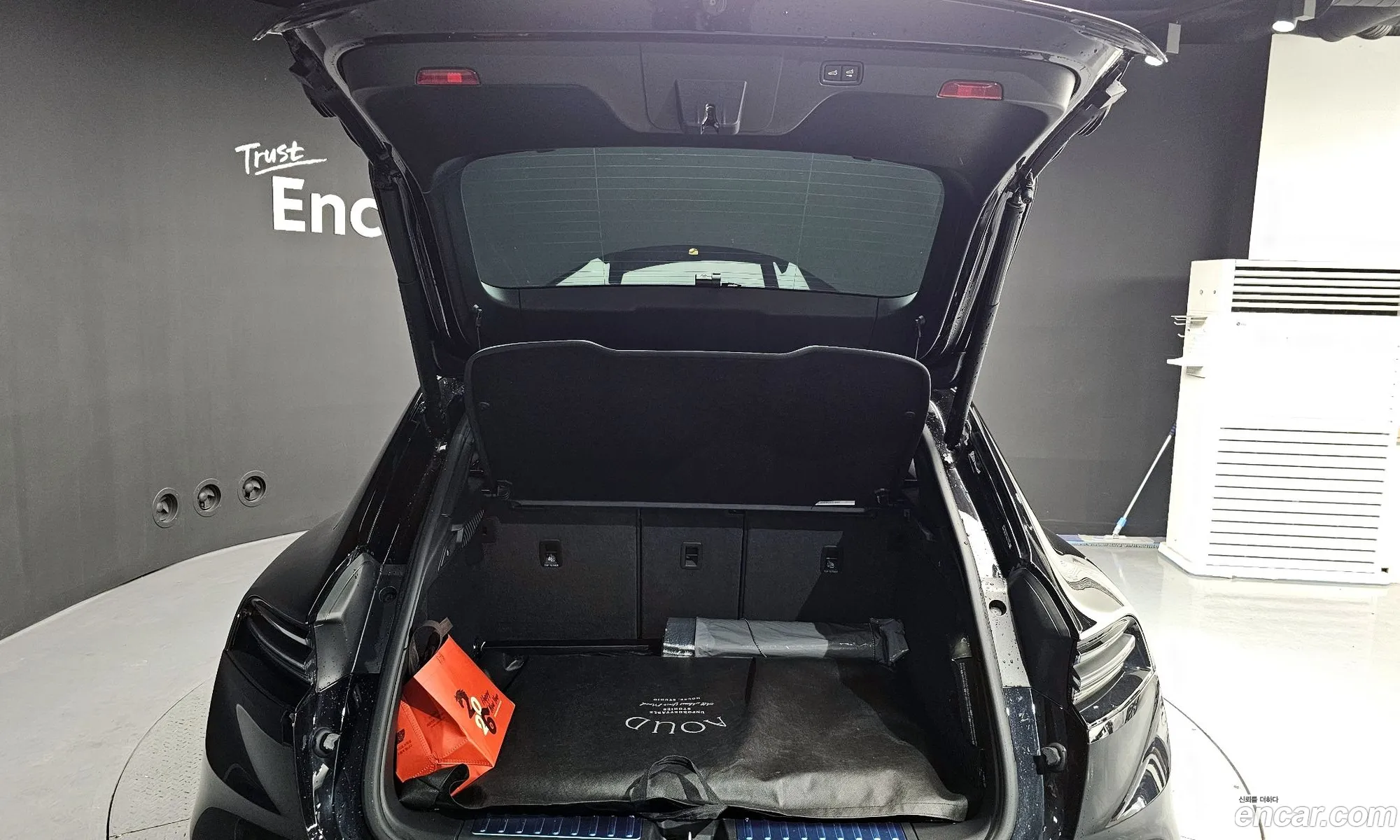 Porsche Macan EV 2025 — 12