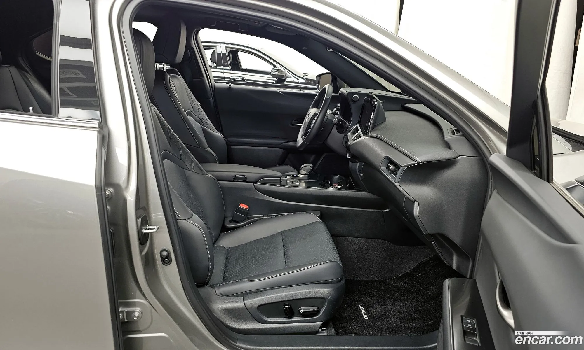 Lexus UX300h 2025 JTHYBJAH9S2020583 — 8