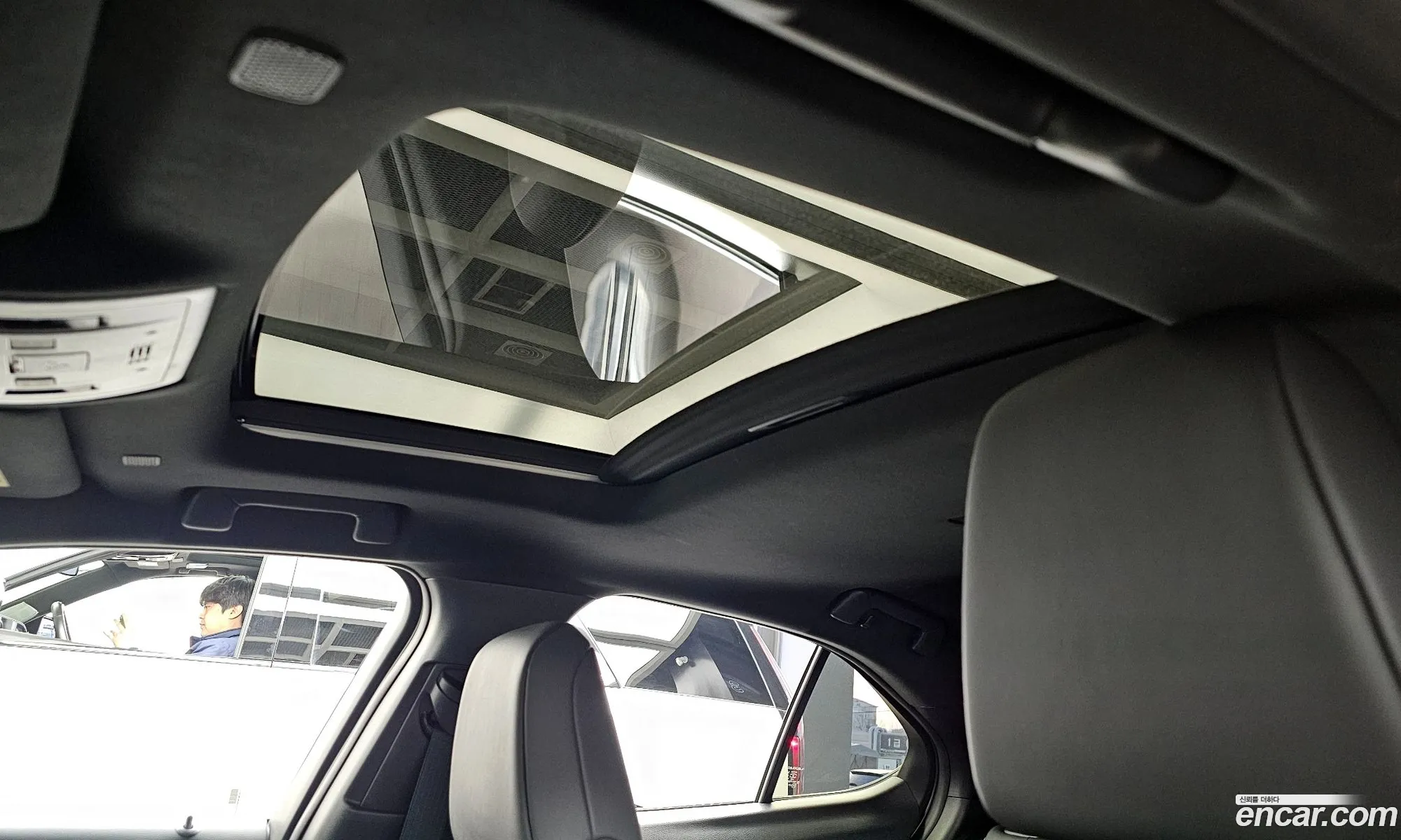 Lexus UX300h 2025 JTHYBJAH9S2020583 — 14