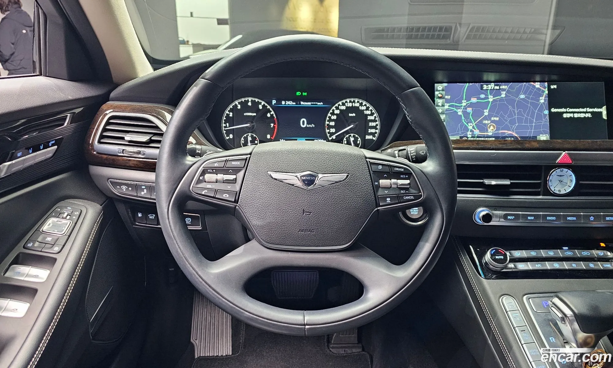 Genesis G90 2019 KMHG141ABKU057084 — 10