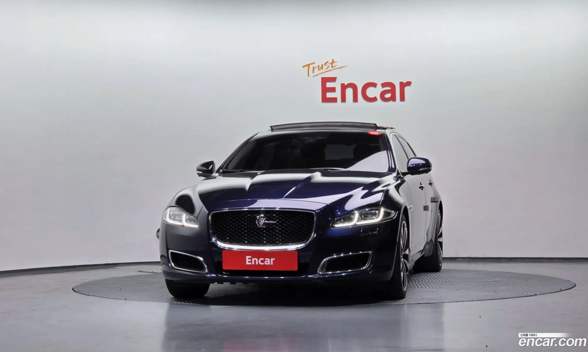 Jaguar XJ 2018 SAJAA22P5KNW17912 — 13
