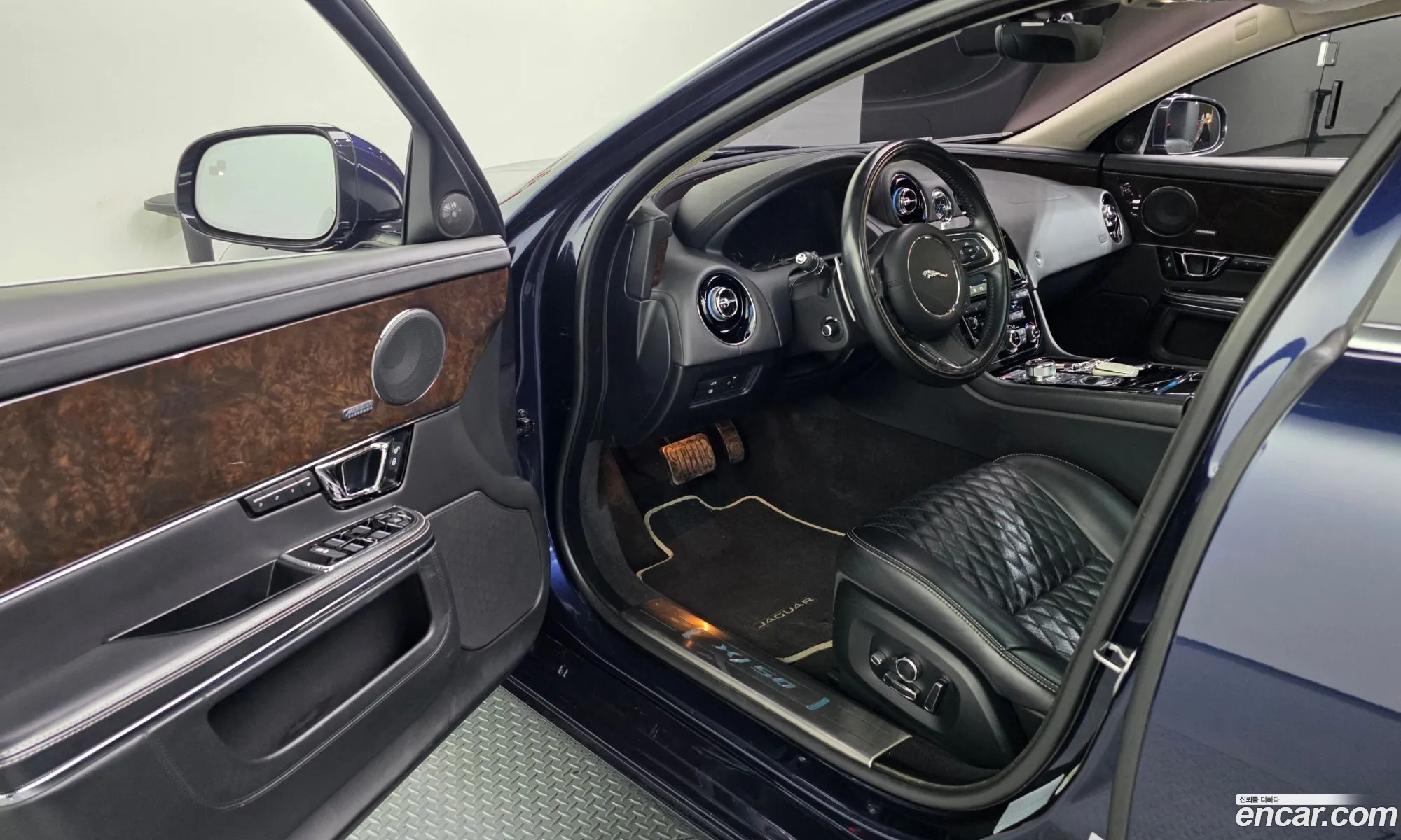 Jaguar XJ 2018 SAJAA22P5KNW17912 — 10