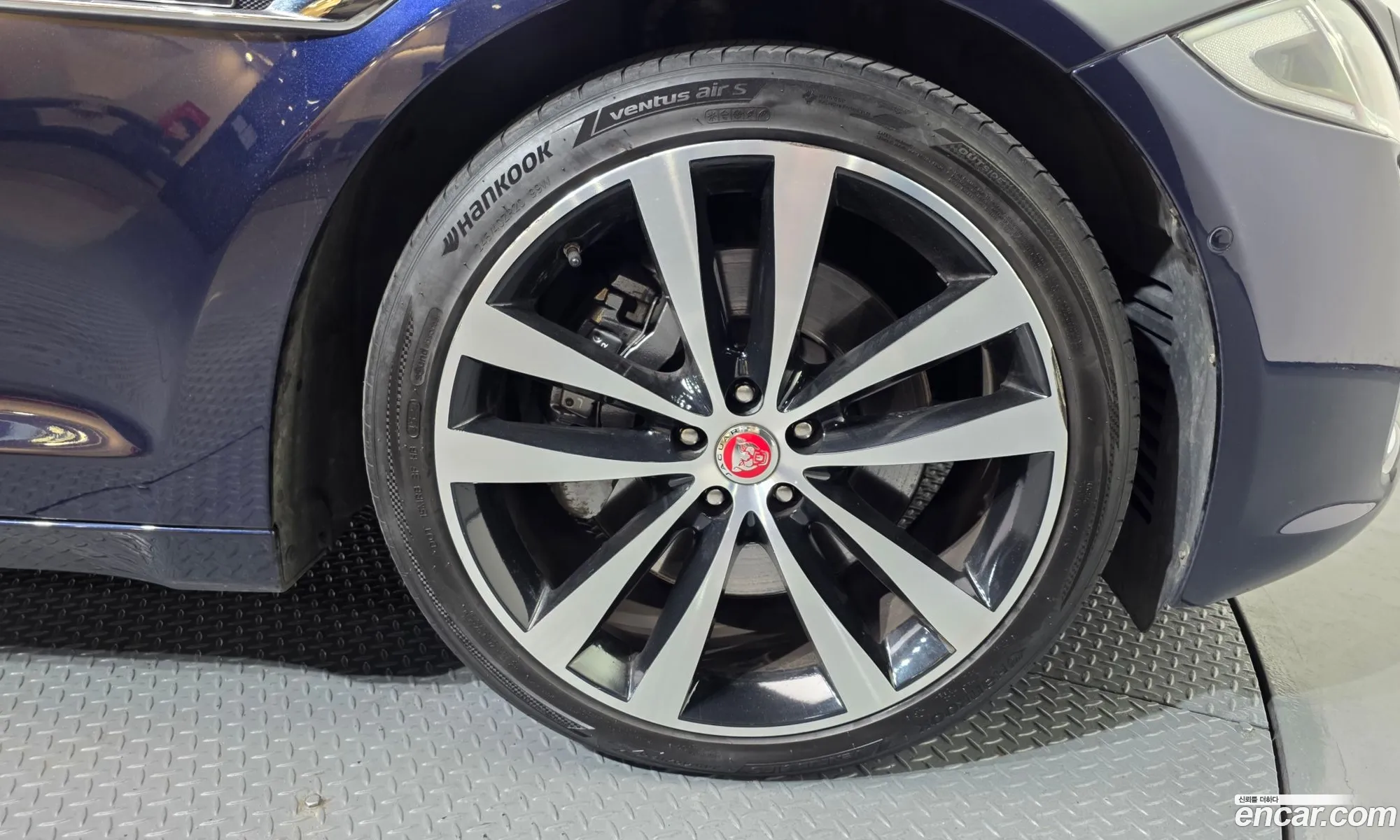 Jaguar XJ 2018 SAJAA22P5KNW17912 — 7