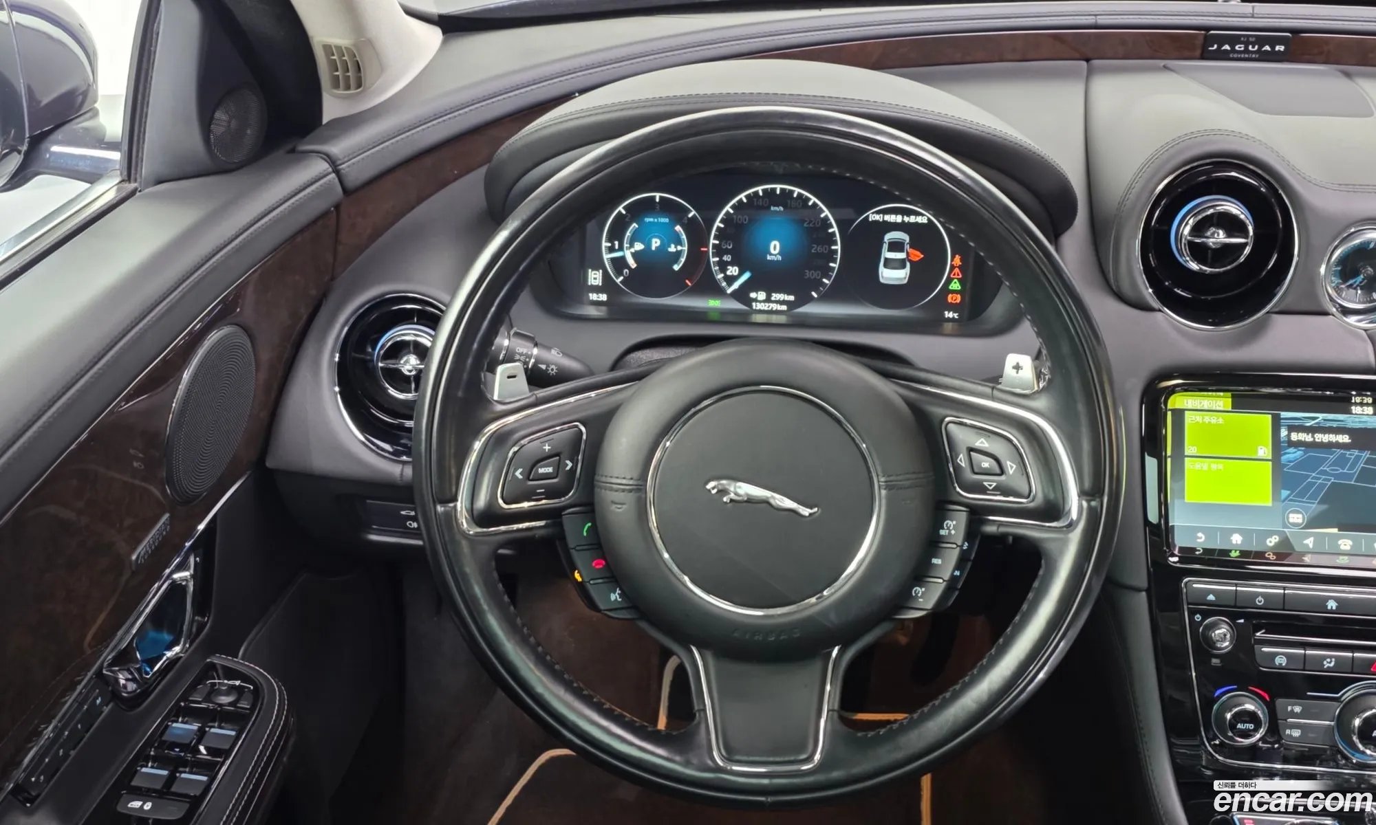 Jaguar XJ 2018 SAJAA22P5KNW17912 — 3