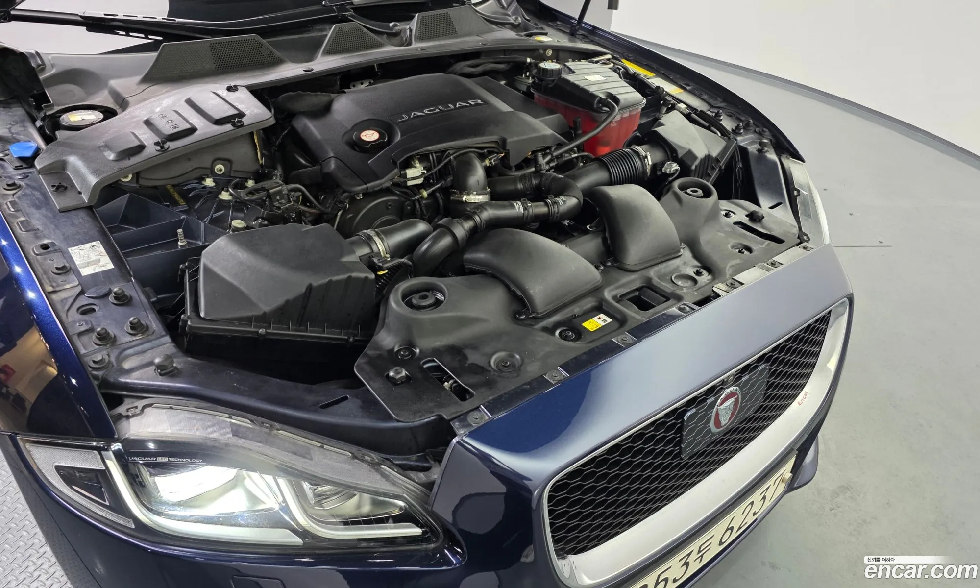 Jaguar XJ 2018 SAJAA22P5KNW17912 — 18