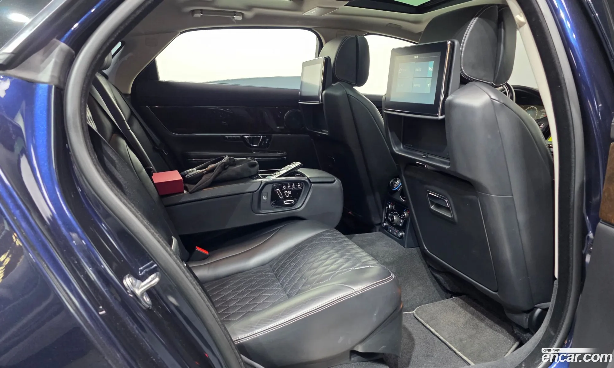 Jaguar XJ 2018 SAJAA22P5KNW17912 — 14