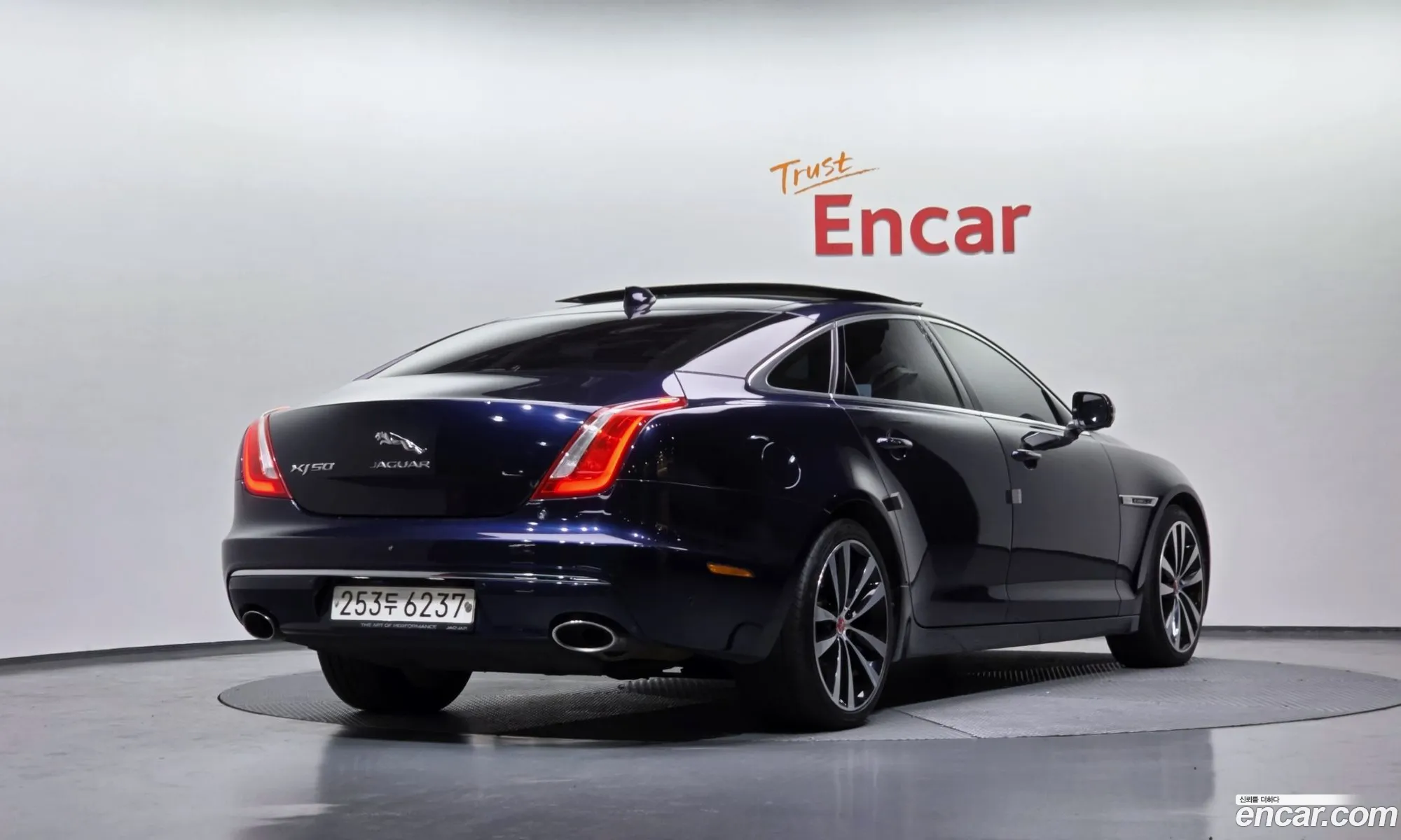 Jaguar XJ 2018 SAJAA22P5KNW17912 — 4
