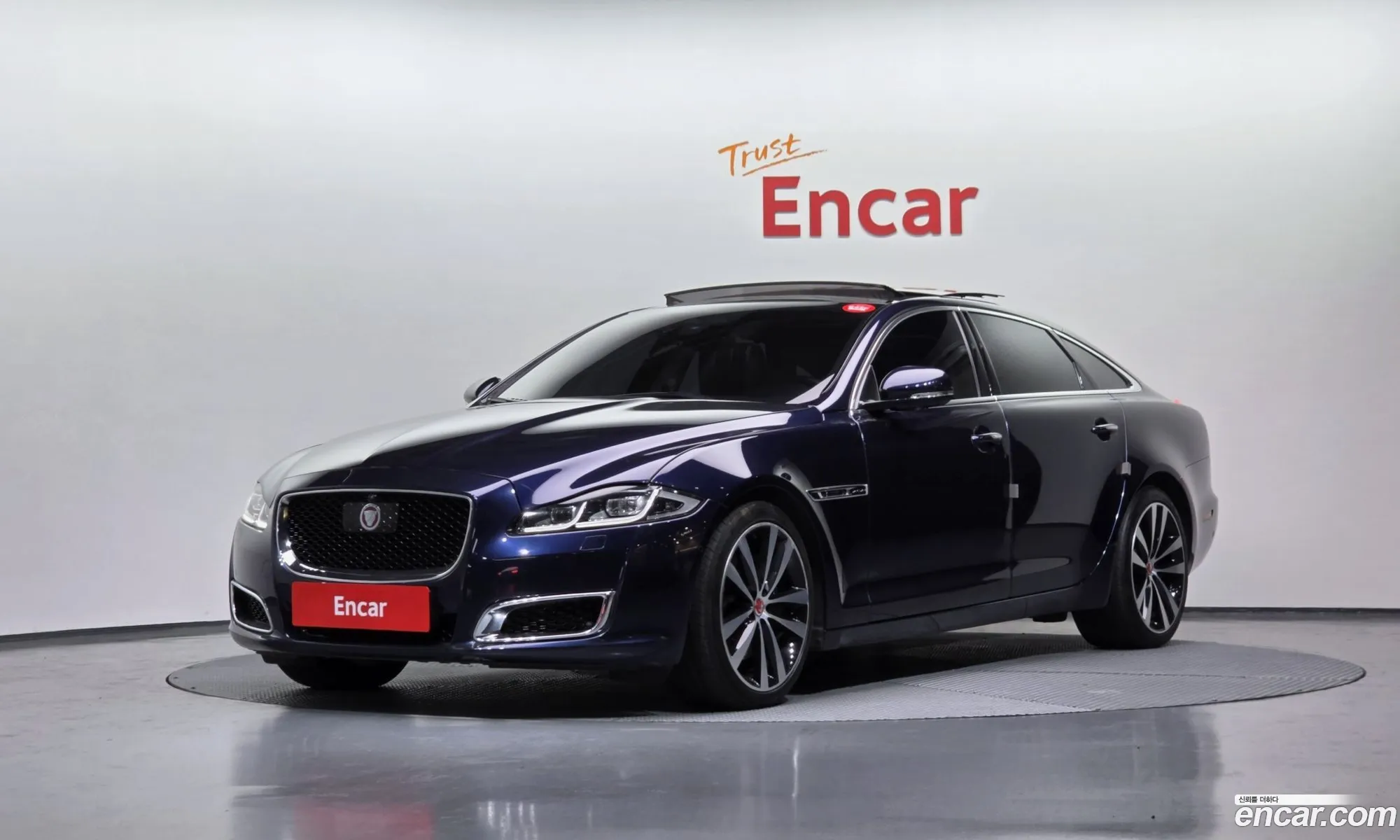 Jaguar XJ 2018 SAJAA22P5KNW17912 — 16