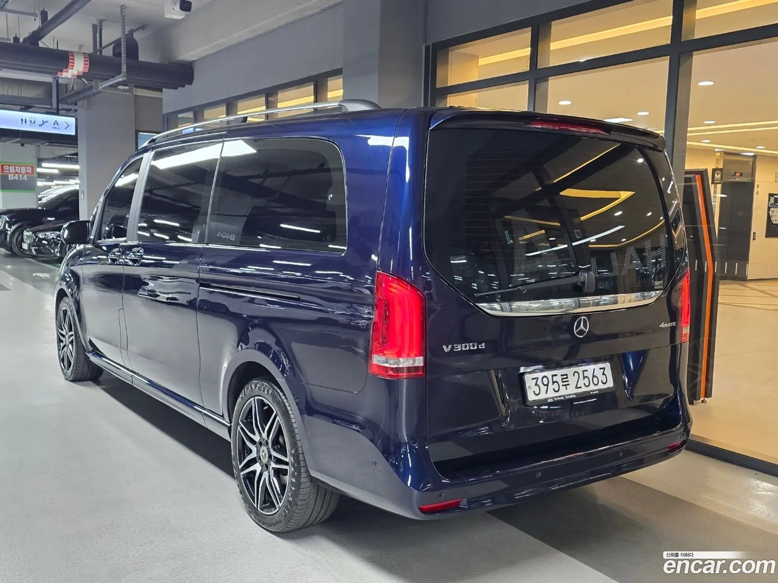 Mercedes-Benz V-Class 2022 — 17