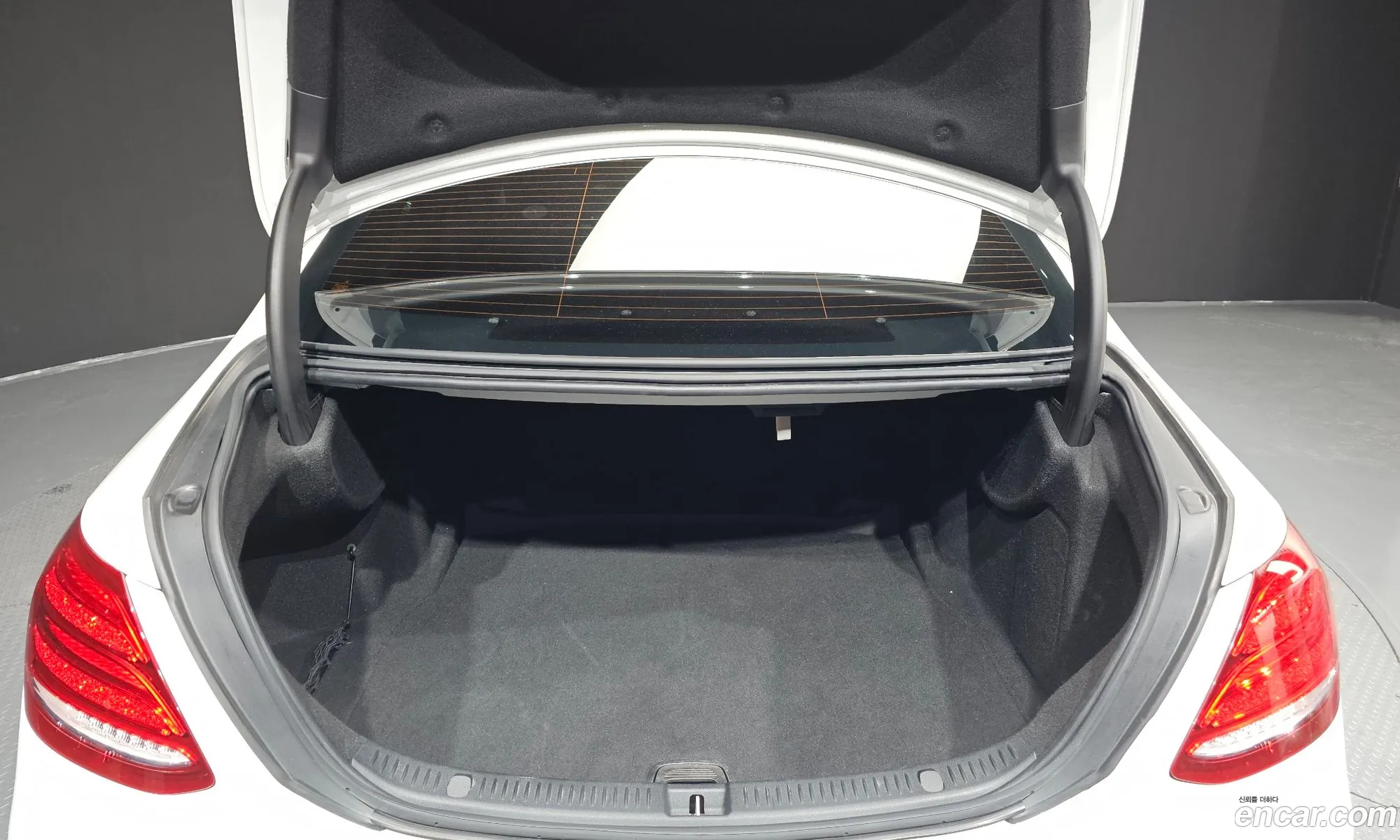 Mercedes-Benz E-Class W213 2016 WDDZF0EB8HA108653 — 3