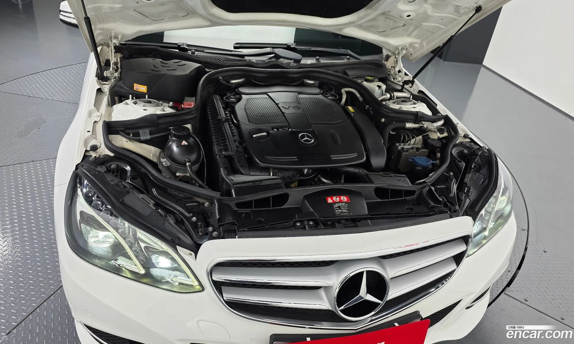 Mercedes-Benz E-Class W212 2013 WDDHF5FB2EA829702 — 16