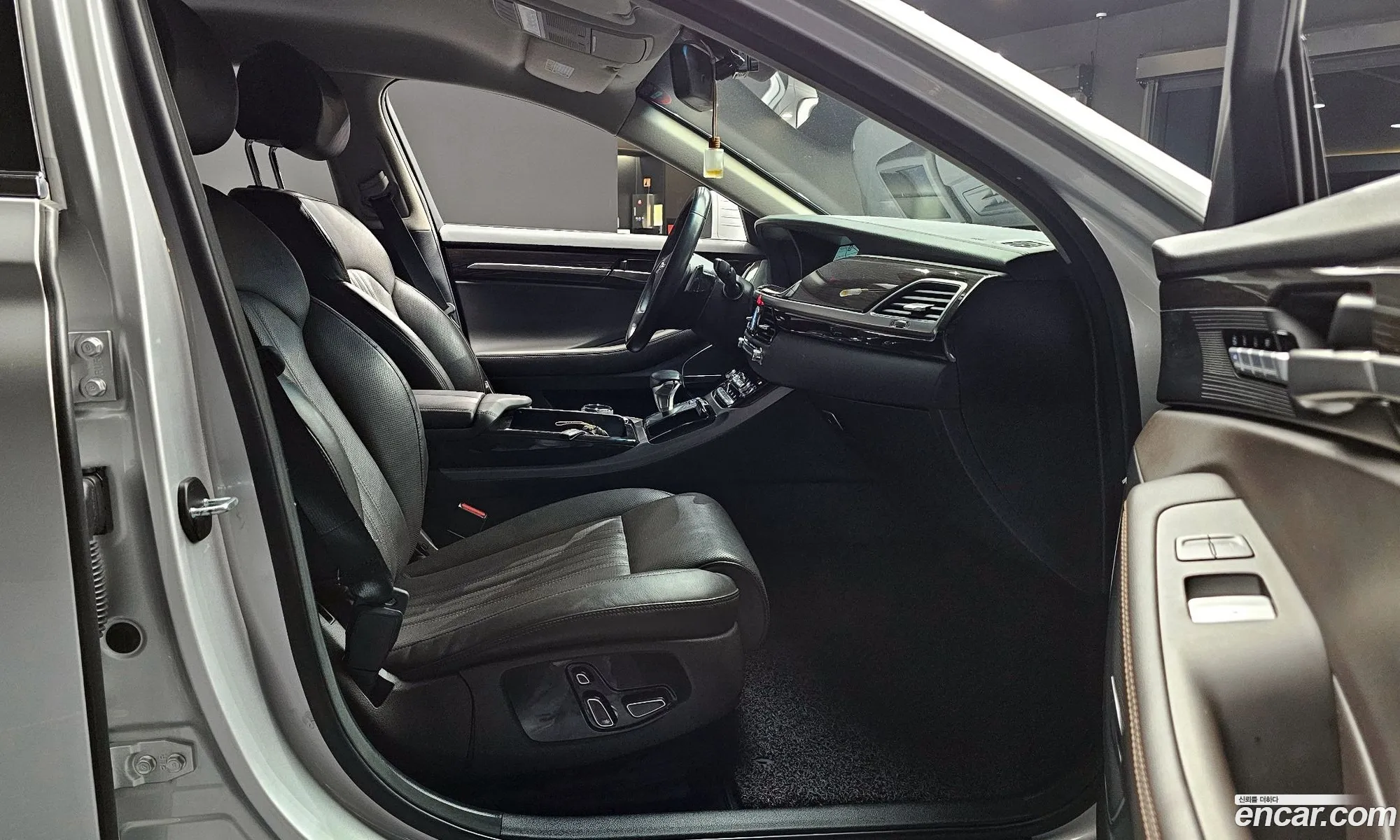 Genesis EQ900 2016 — 11