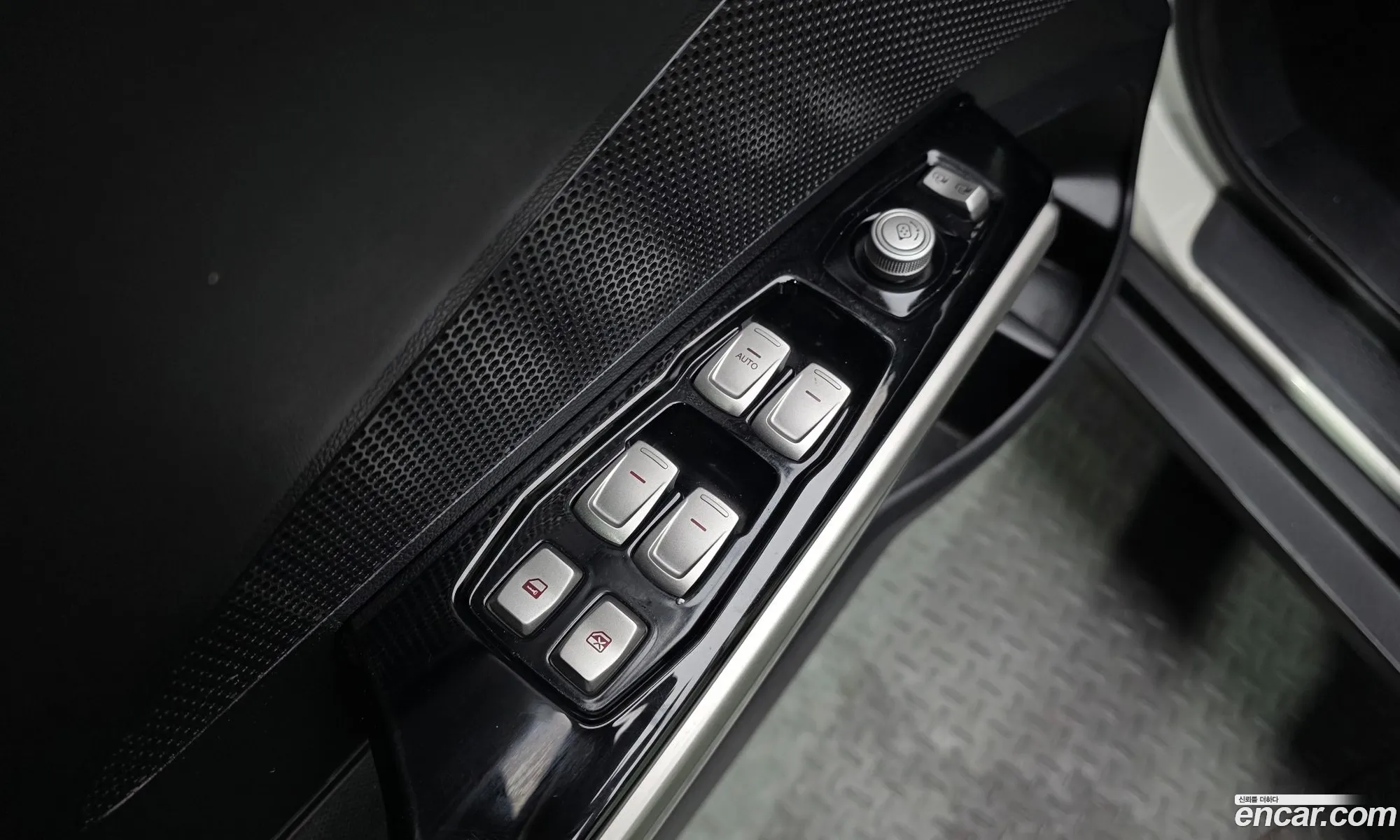 KG Mobility (SsangYong) Tivoli Armour 2018 — 19