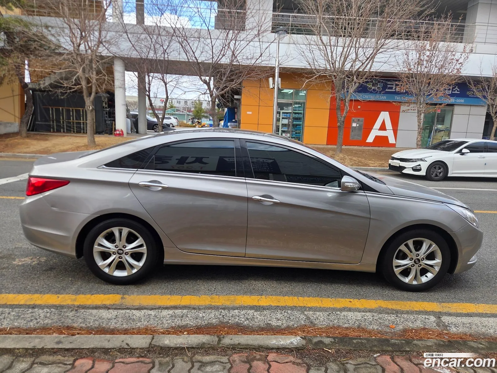Hyundai YF Sonata 2009 — 10