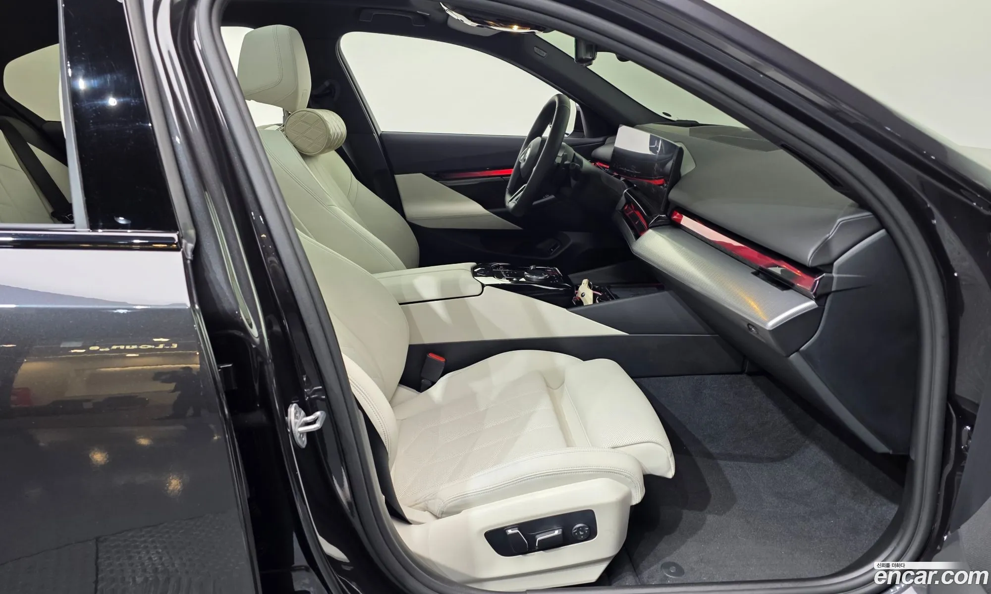 BMW 5 Series 2025 WBA21FJ00SCV28126 — 11
