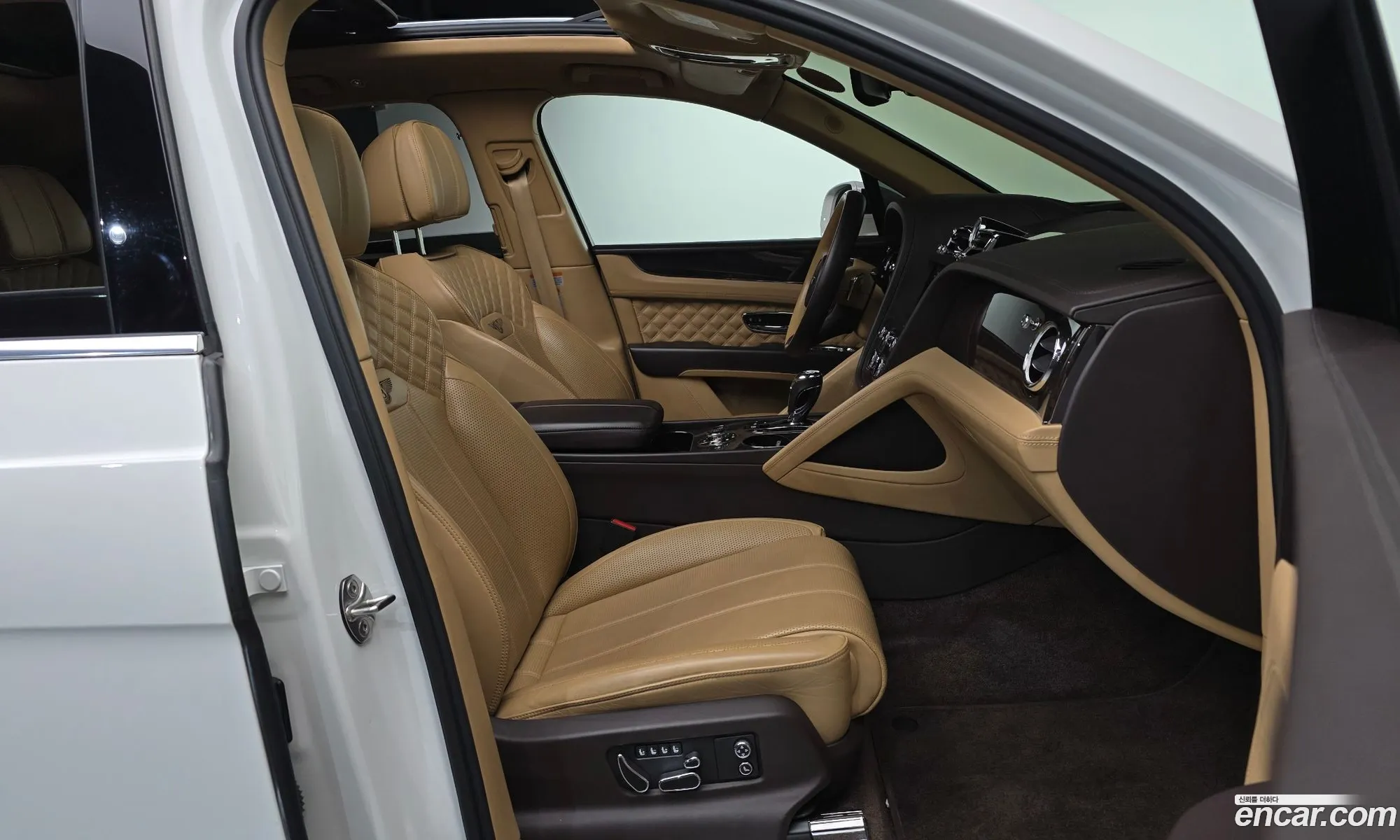 Bentley Bentayga 2022 SJAAM14V2NC015076 — 6