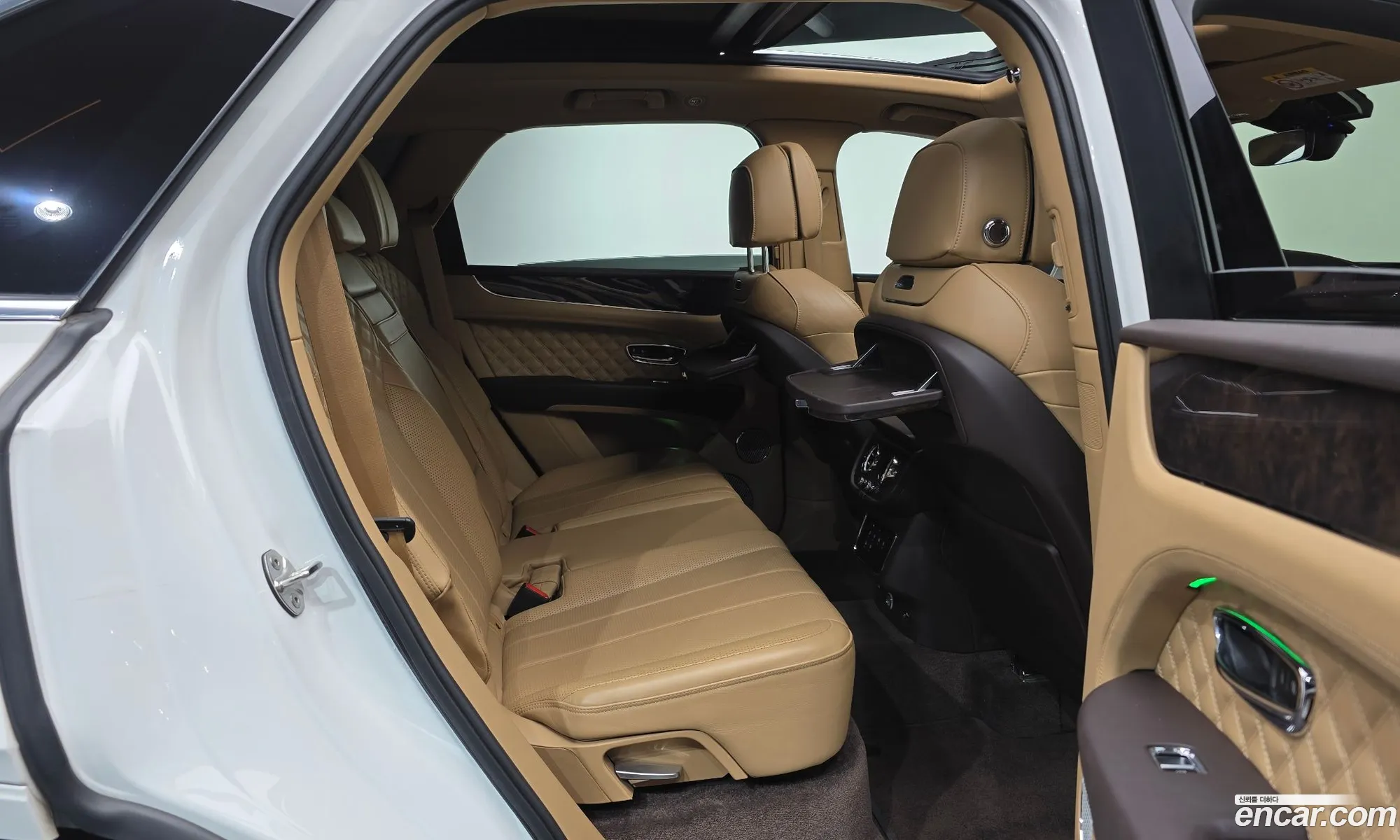 Bentley Bentayga 2022 SJAAM14V2NC015076 — 9