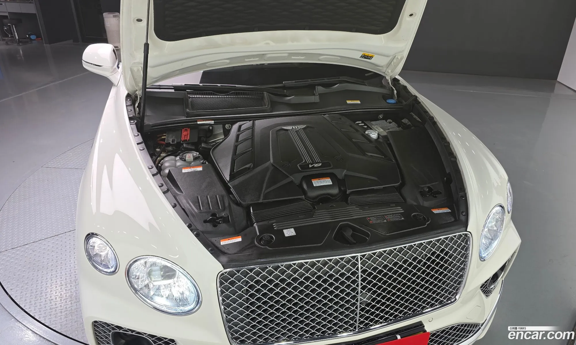 Bentley Bentayga 2022 SJAAM14V2NC015076 — 10