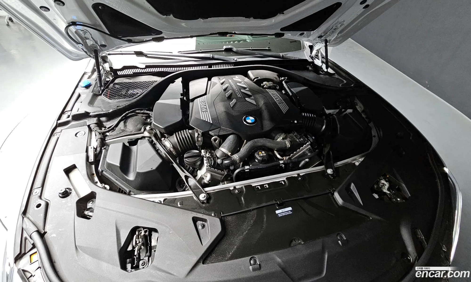 BMW 8 Series 2025 WBAGV8103SCT90944 — 17