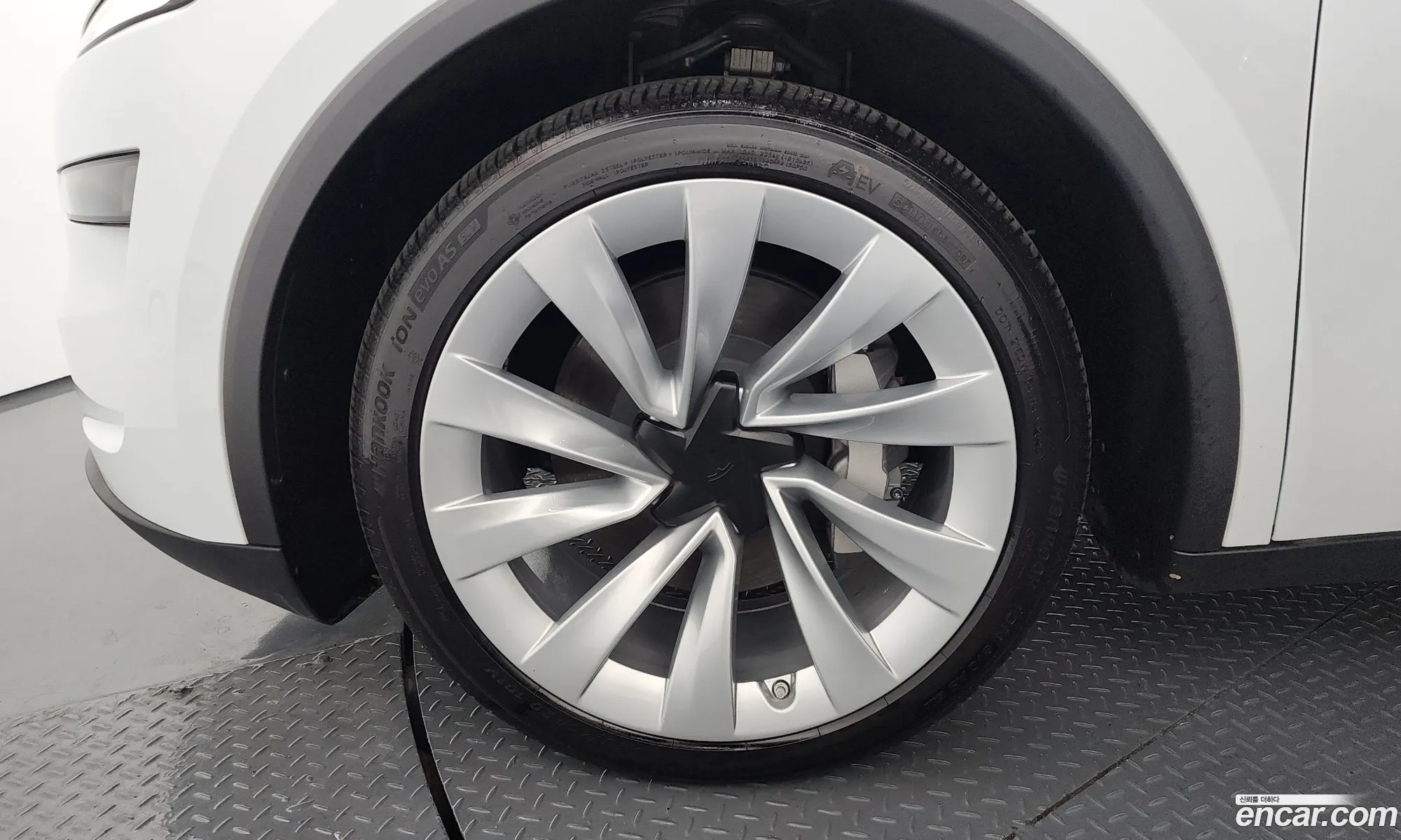 Tesla Model Y 2025 LRWYGCEK7SC077215 — 10