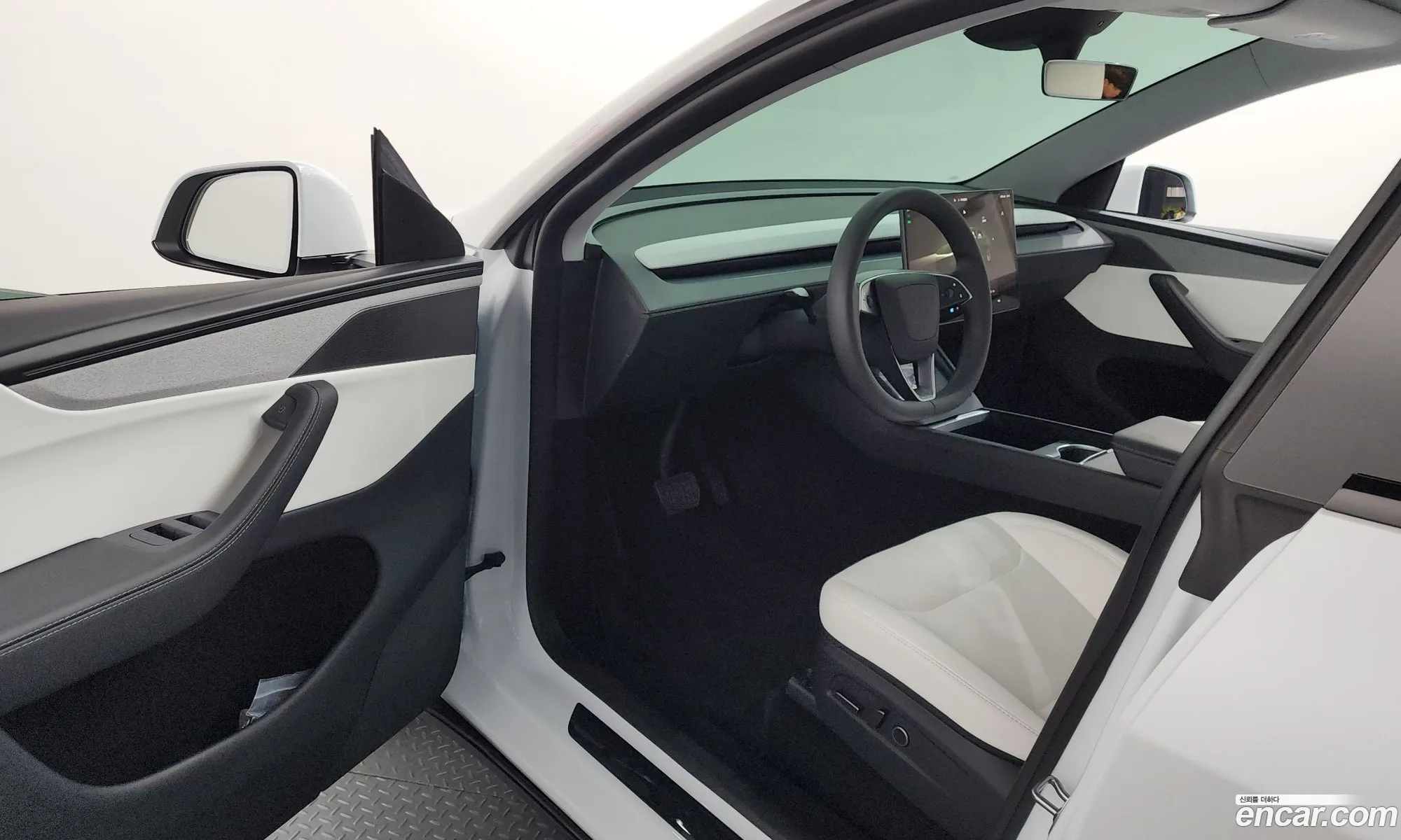 Tesla Model Y 2025 LRWYGCEK7SC077215 — 8