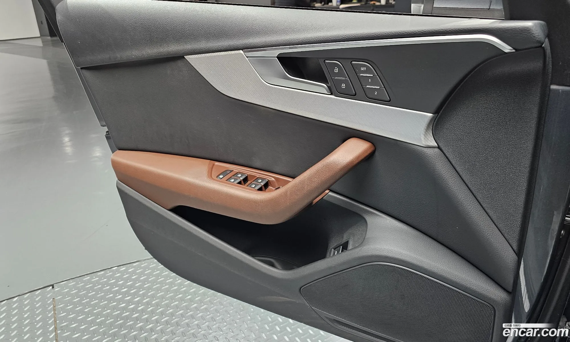 Audi A4 2019 WAUZZZF43KA124785 — 3