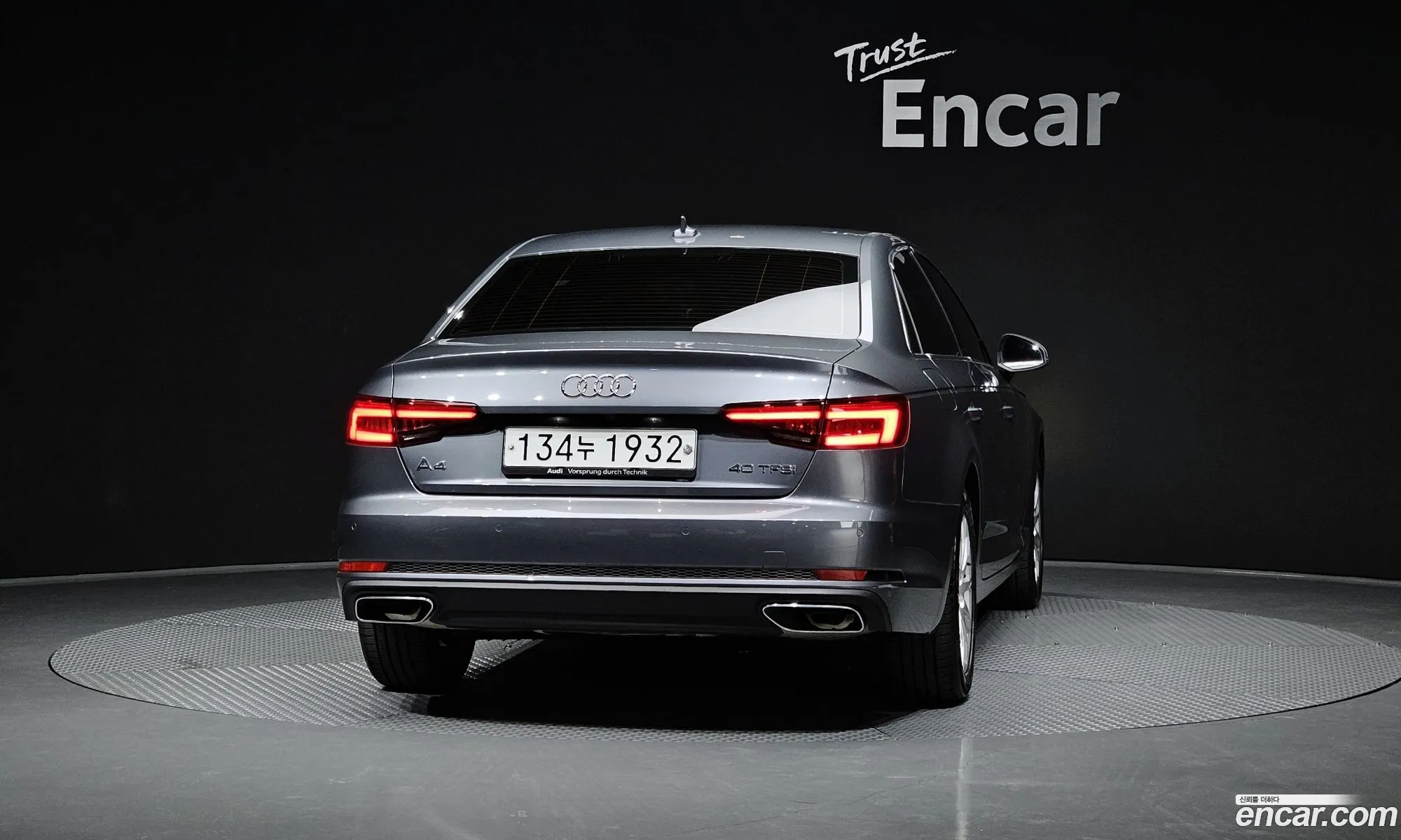Audi A4 2019 WAUZZZF43KA124785 — 2