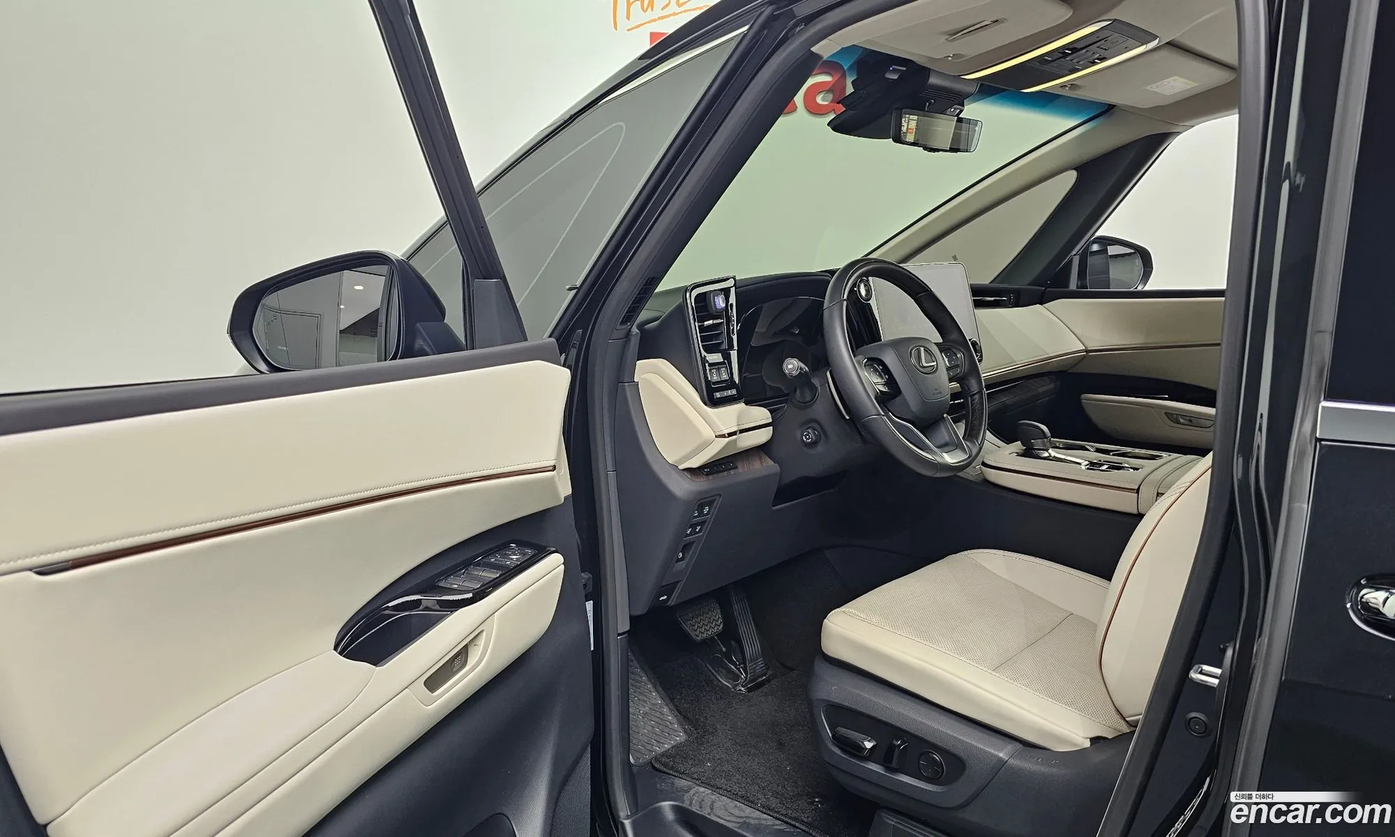 Lexus LM 2024 JTHBAAAD5S5004482 — 10