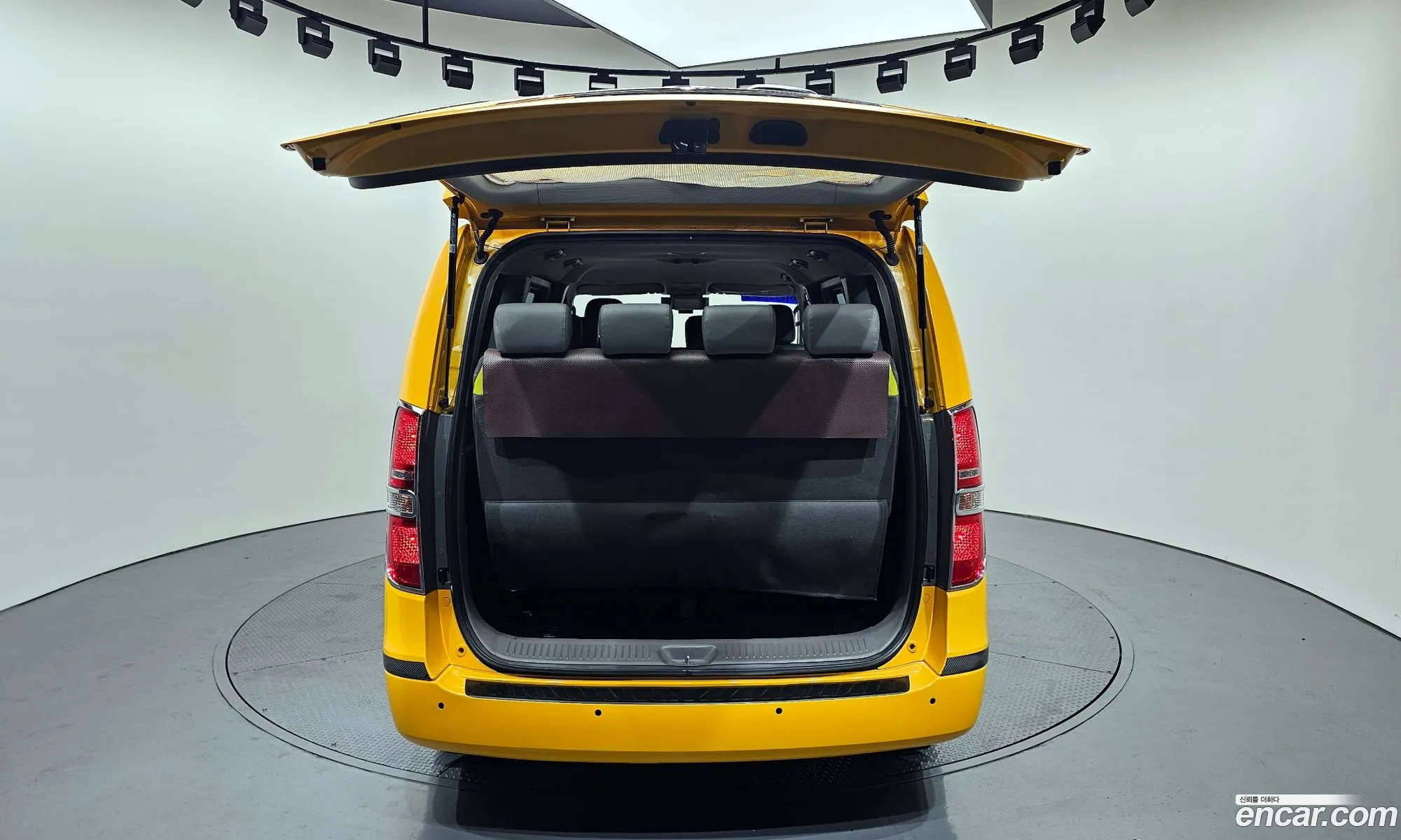 Hyundai Grand Starex 2018 — 17