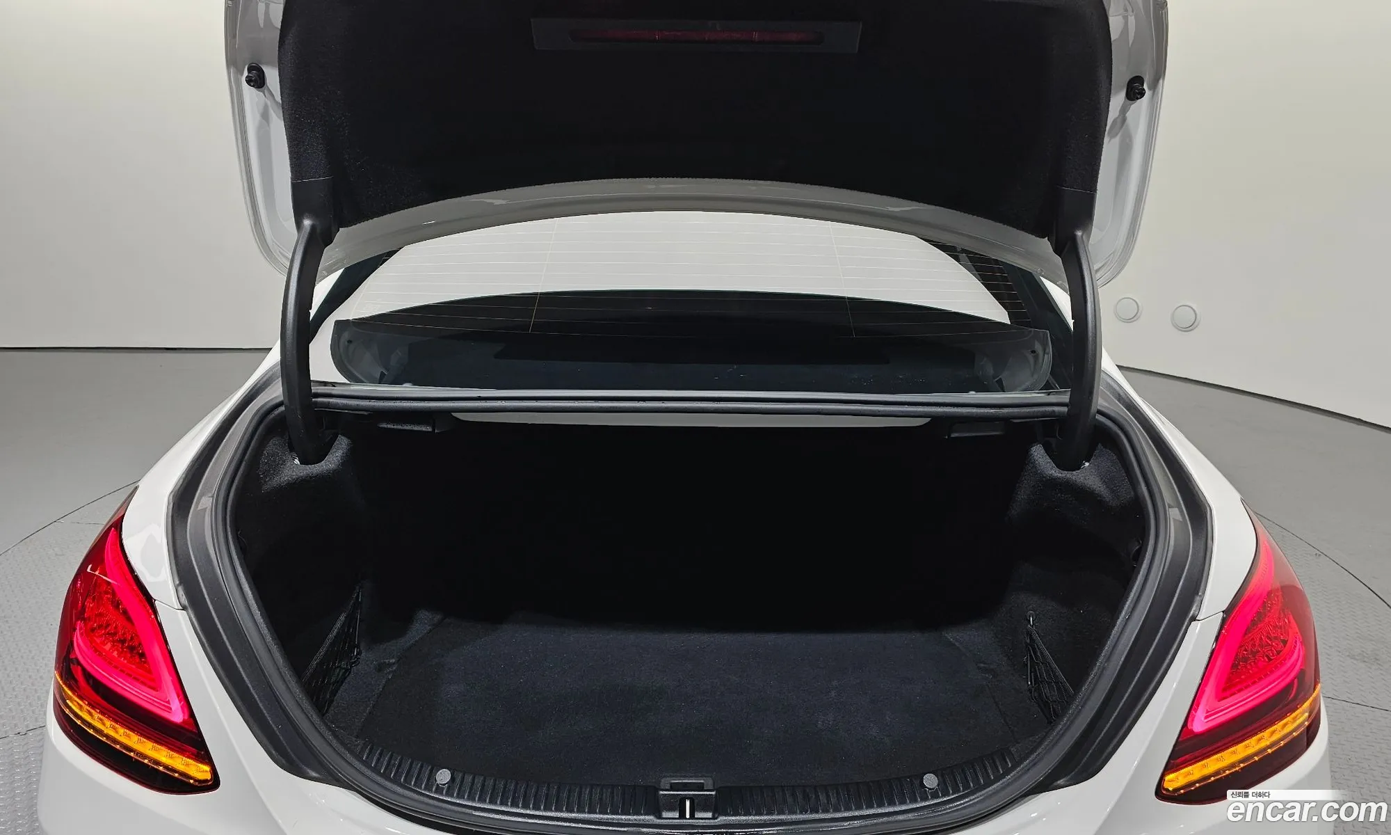 Mercedes-Benz C-Class W205 2020 — 19